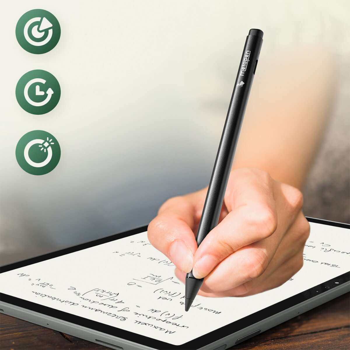 Eine Hand hält einen schwarzen Stift und schreibt auf ein Tablet mit mathematischen Gleichungen. Links sind drei grüne Symbole.