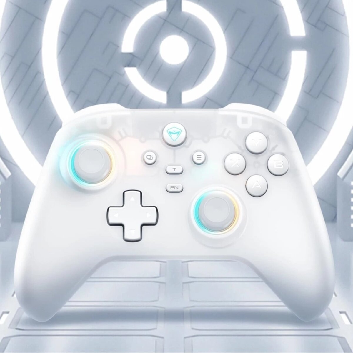 Un controller di gioco bianco traslucido con accenti blu e gialli è centrato in un ambiente futuristico.