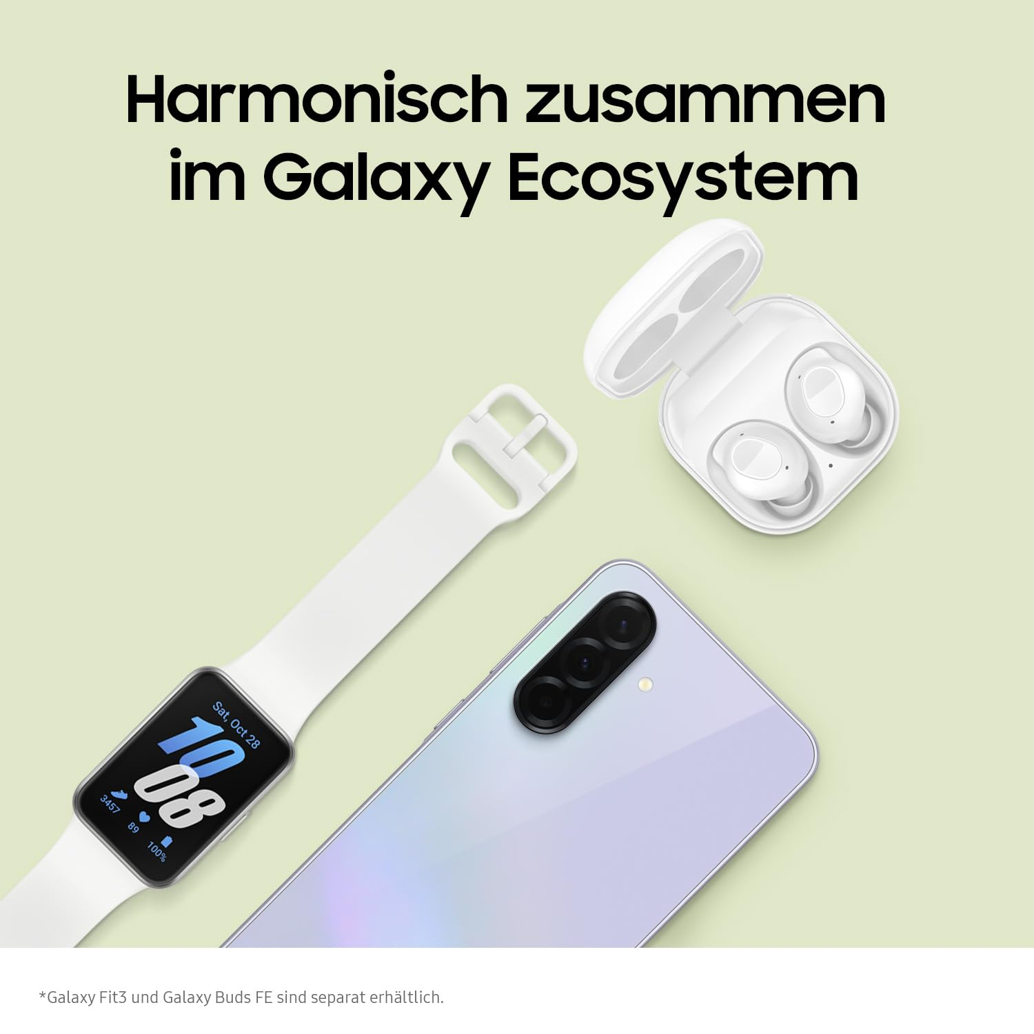Ein weißes Smartphone, ein Fitnessarmband und Ohrhörer liegen auf einem hellgrünen Hintergrund.