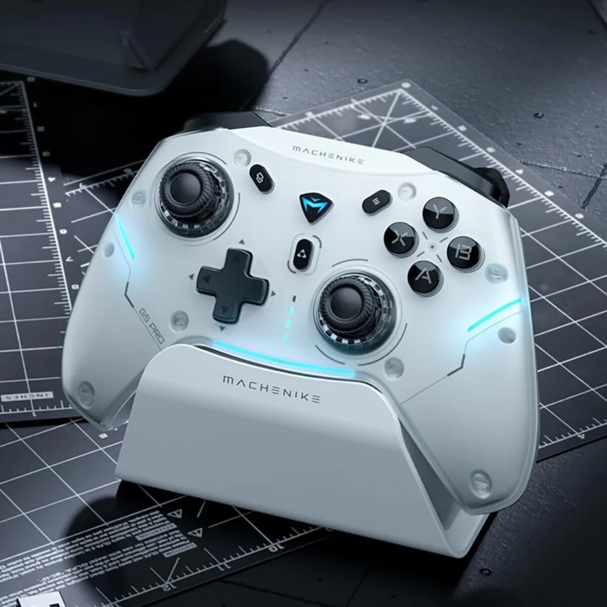Un controller da gioco bianco con accenti blu su un tappetino da taglio nero.