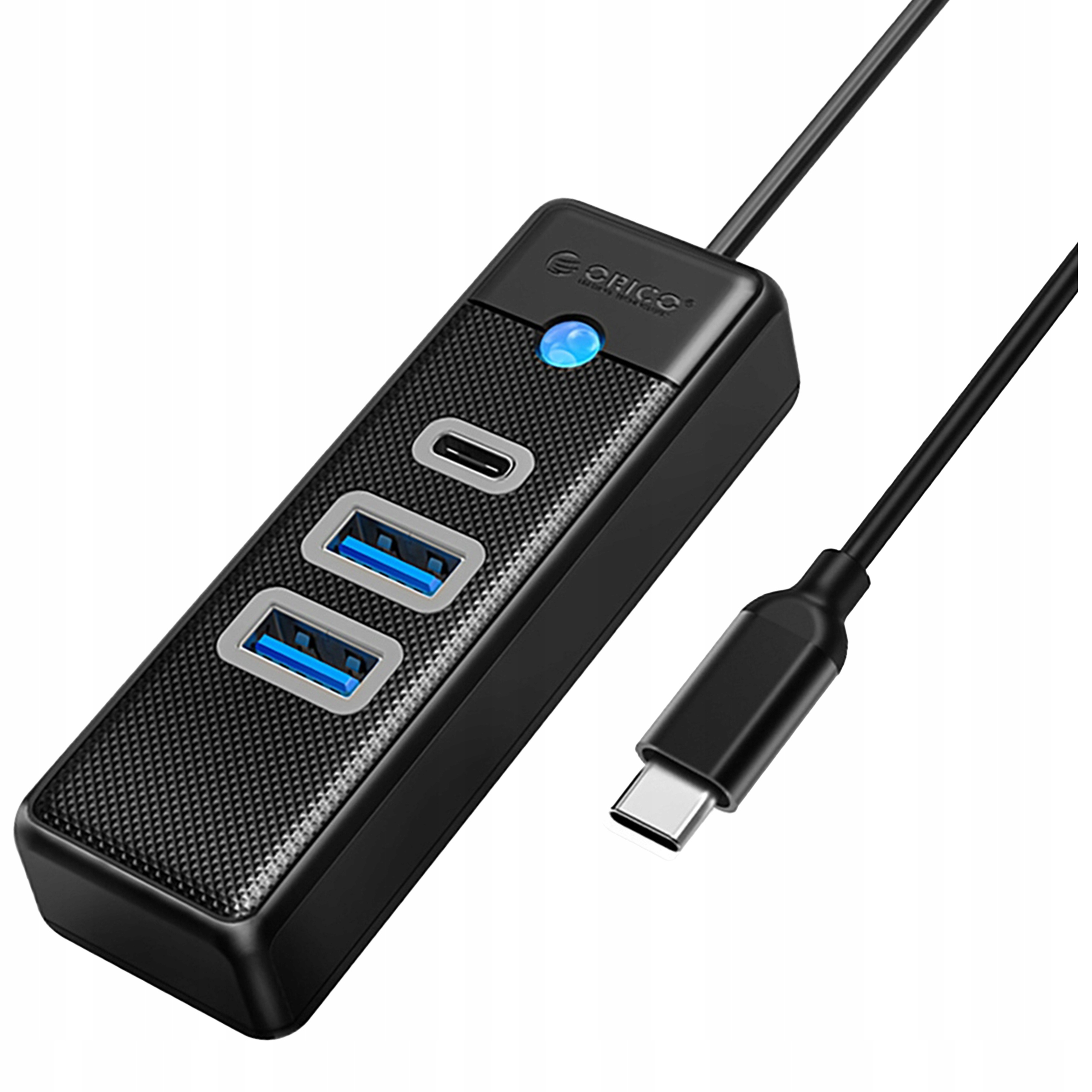Hub USB-C nero con tre porte USB-A e una porta USB-C.