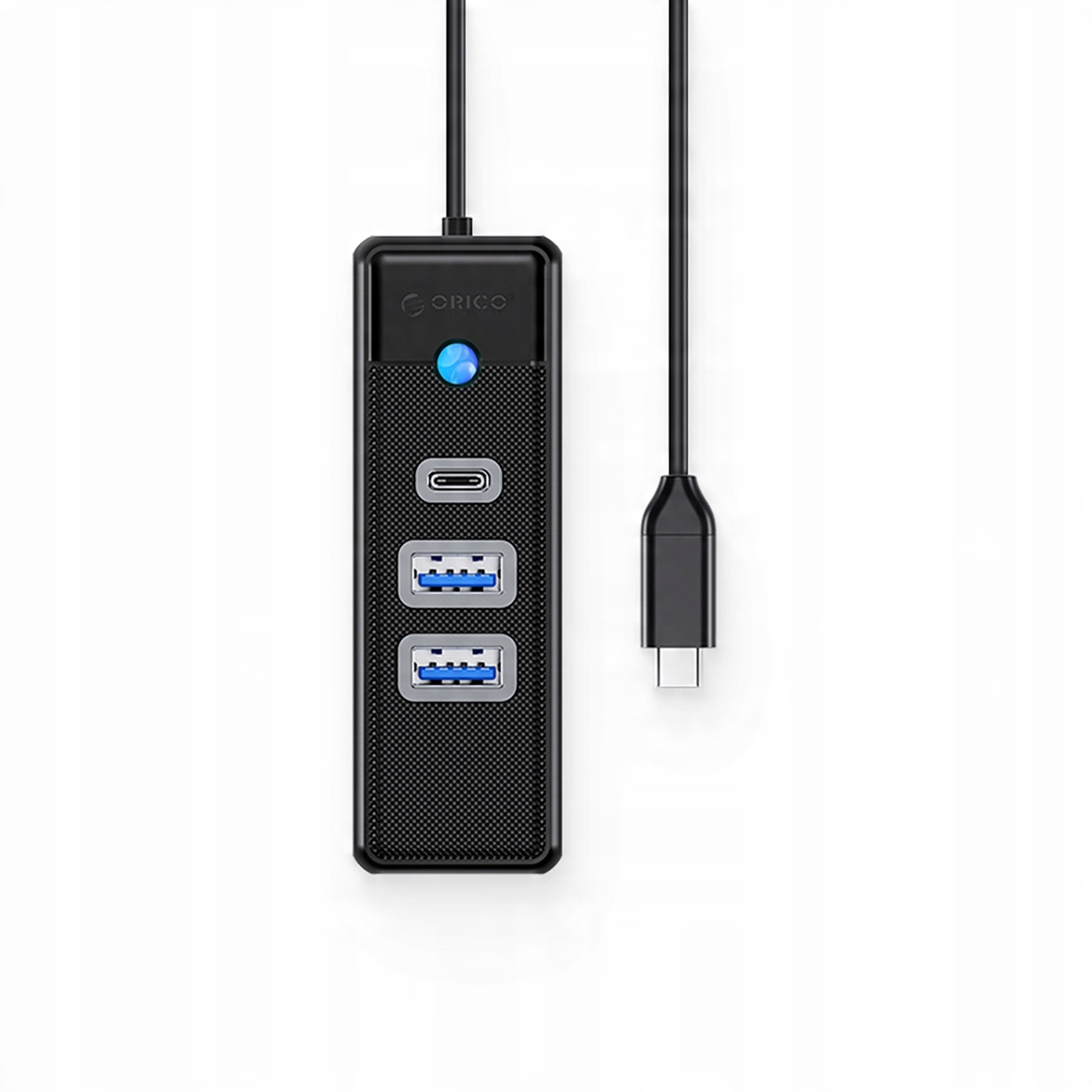 Hub USB-C nero con tre porte USB-A e una porta USB-C.