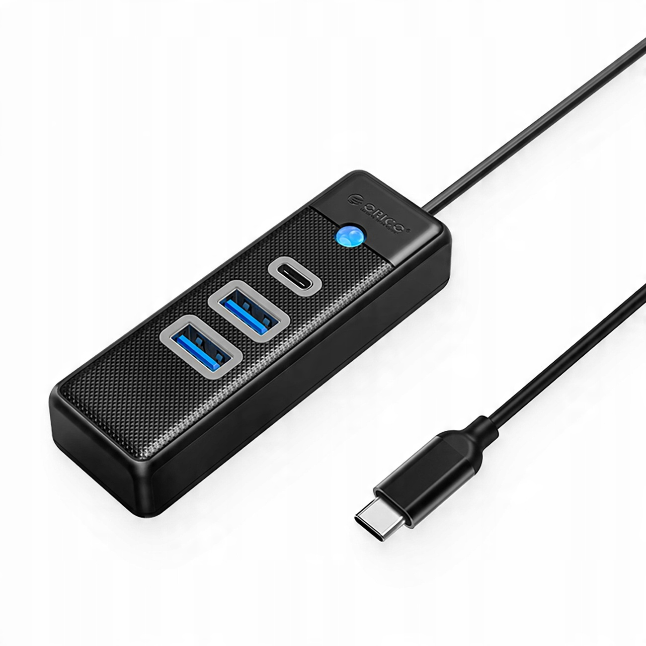 Hub USB-C nero con tre porte USB blu e un cavo di alimentazione.