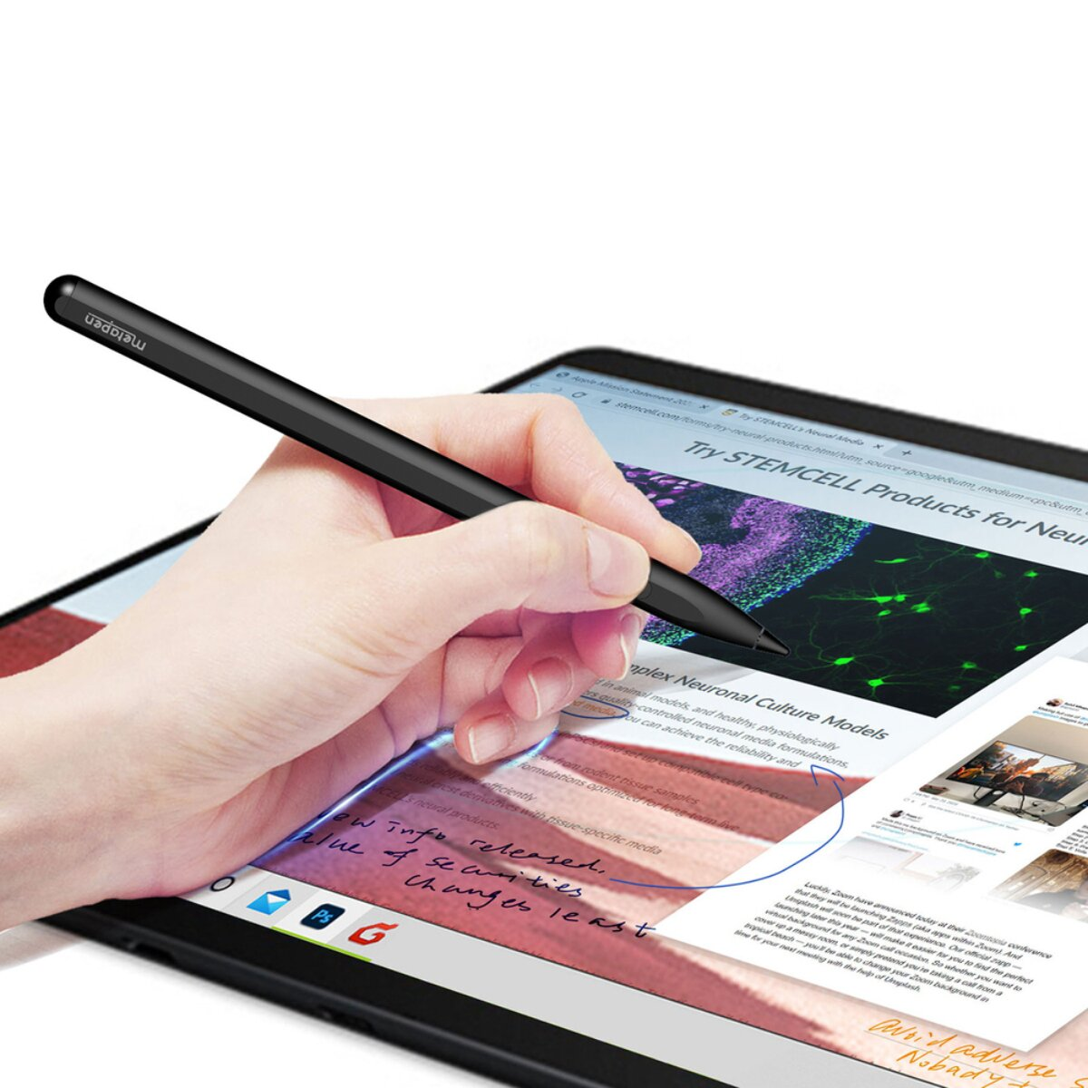 Eine Hand hält einen schwarzen Stift, der auf einem Tablet verwendet wird, das eine Website anzeigt.
