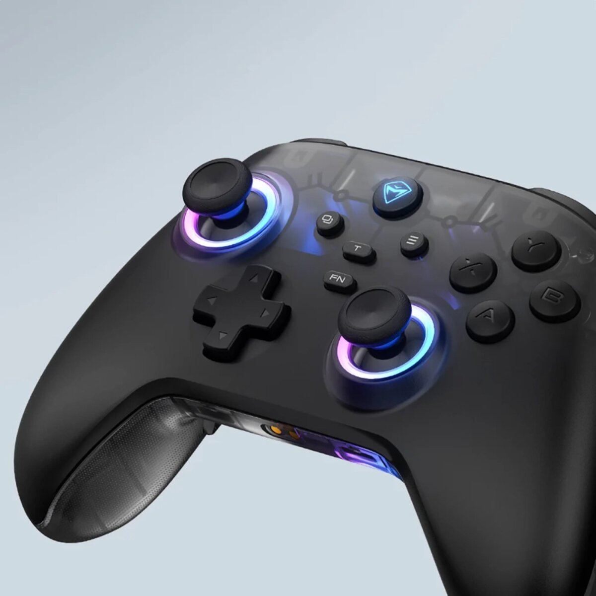 Controller di gioco nero con anelli LED colorati attorno agli analogici e ai pulsanti.