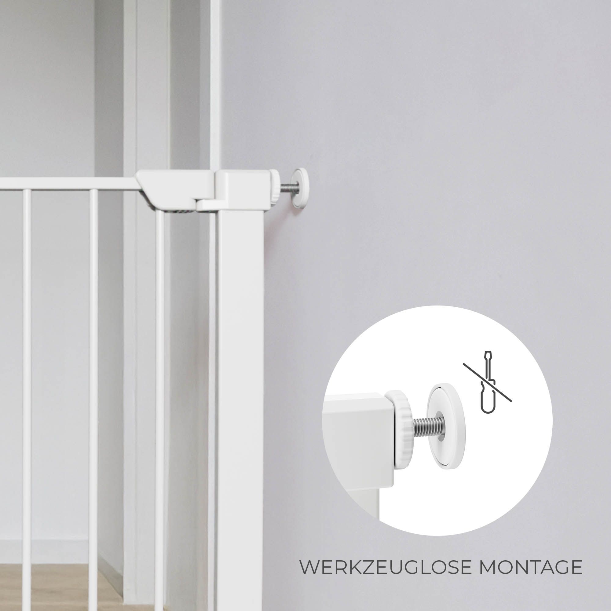 Ein weißes Absperrgitter wird werkzeuglos an einer Wand montiert.