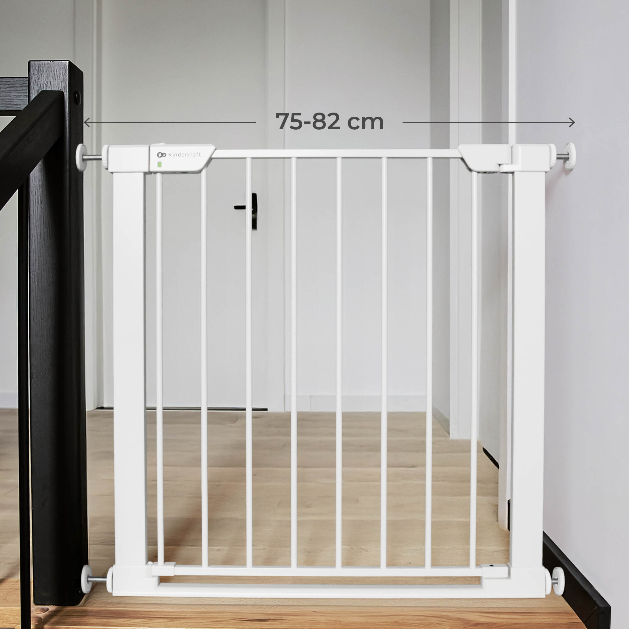 Ein weißes Treppenschutzgitter ist an einer dunklen Holztreppe und Wand montiert.