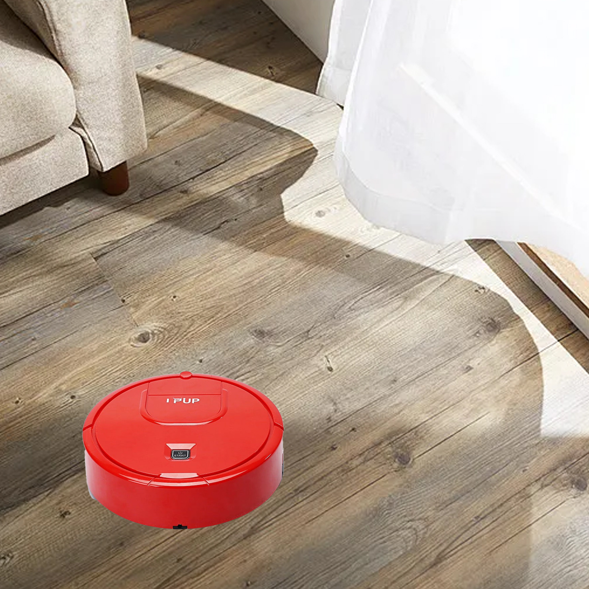 Ein roter Saugroboter auf einem Holzboden neben einem Sofa und weißen Vorhängen.