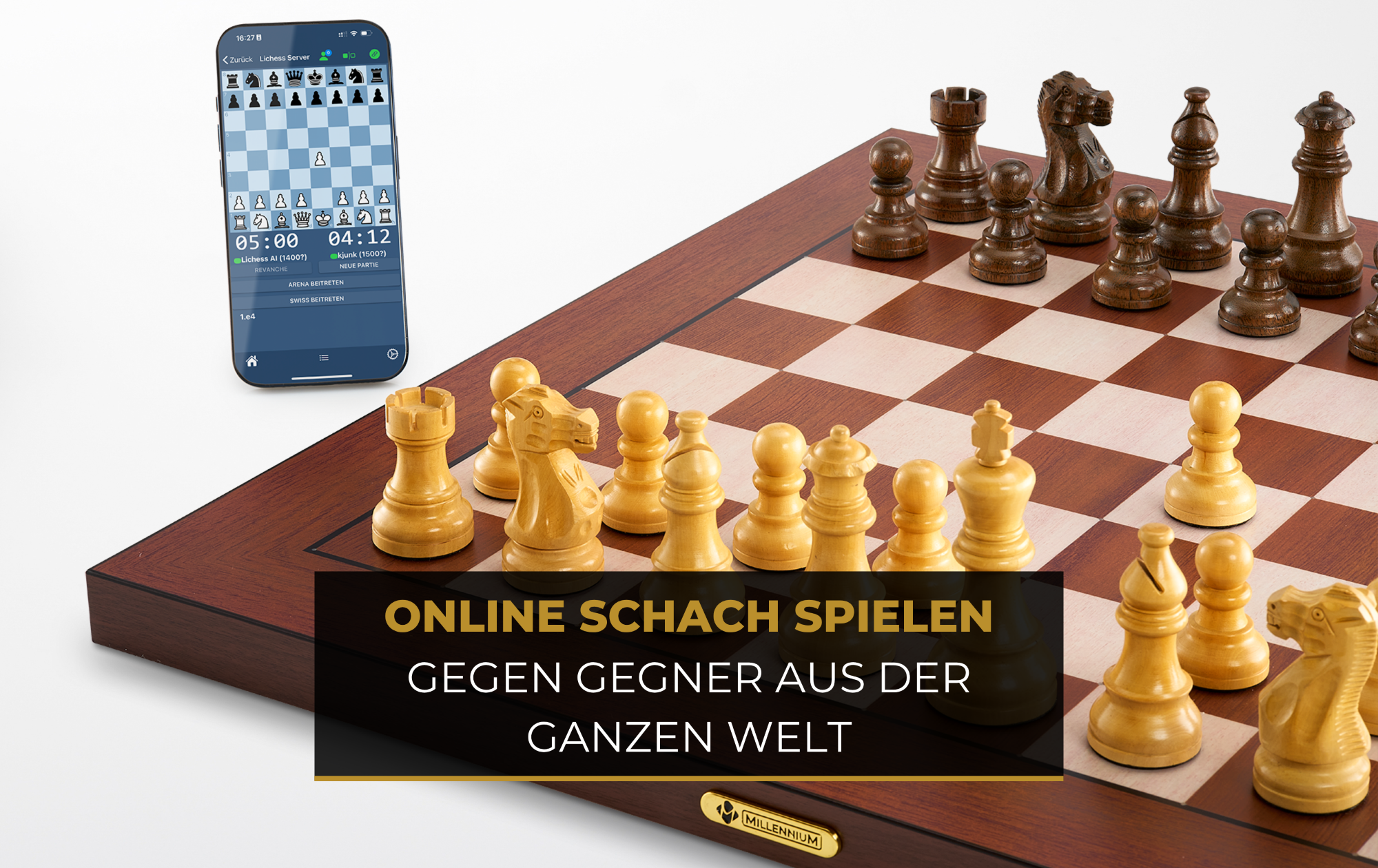 Ein Handy zeigt ein Schachspiel, daneben ein Schachbrett mit Figuren.