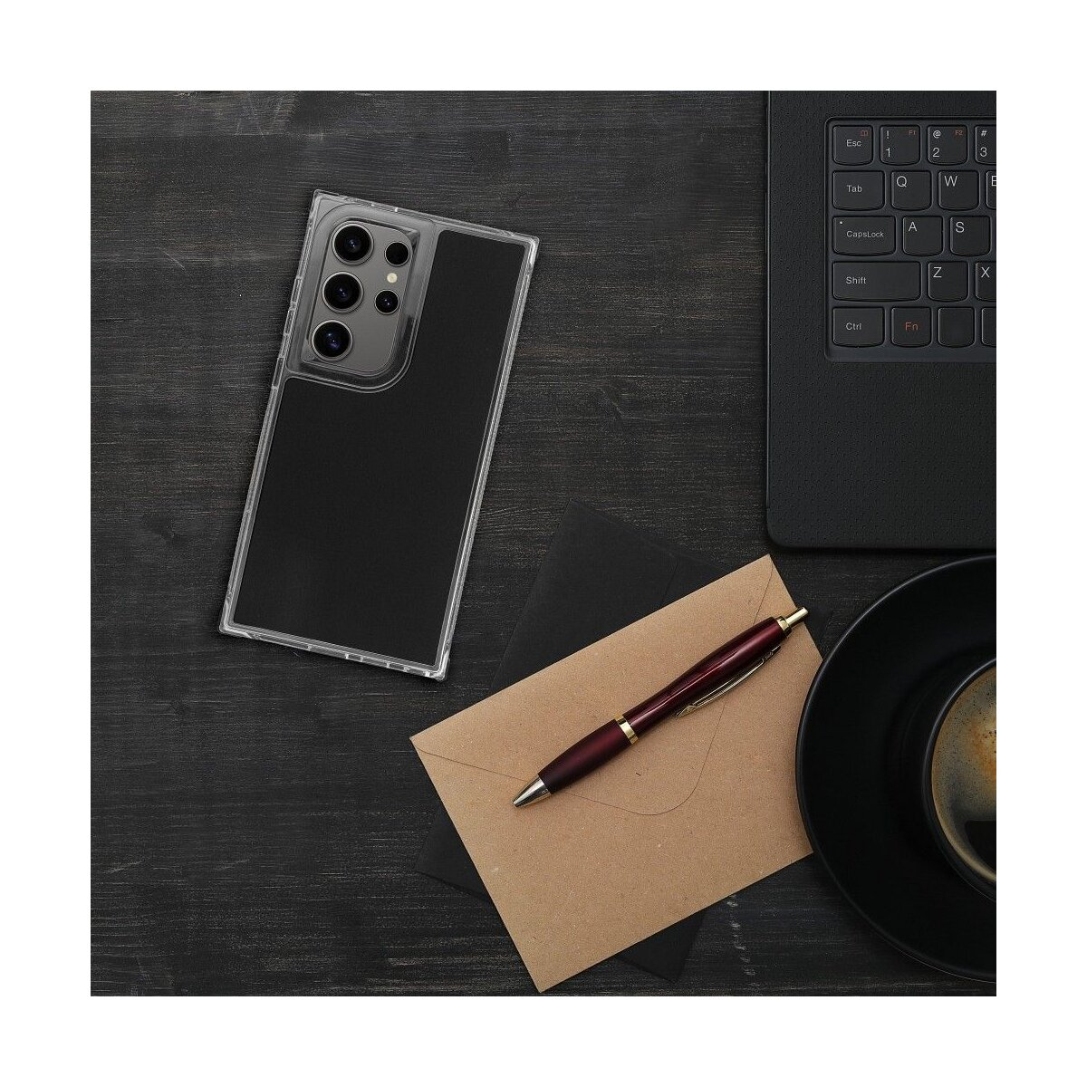 Smartphone mit Hülle, Laptop, Stift, Umschlag und Kaffeetasse auf Holztisch.