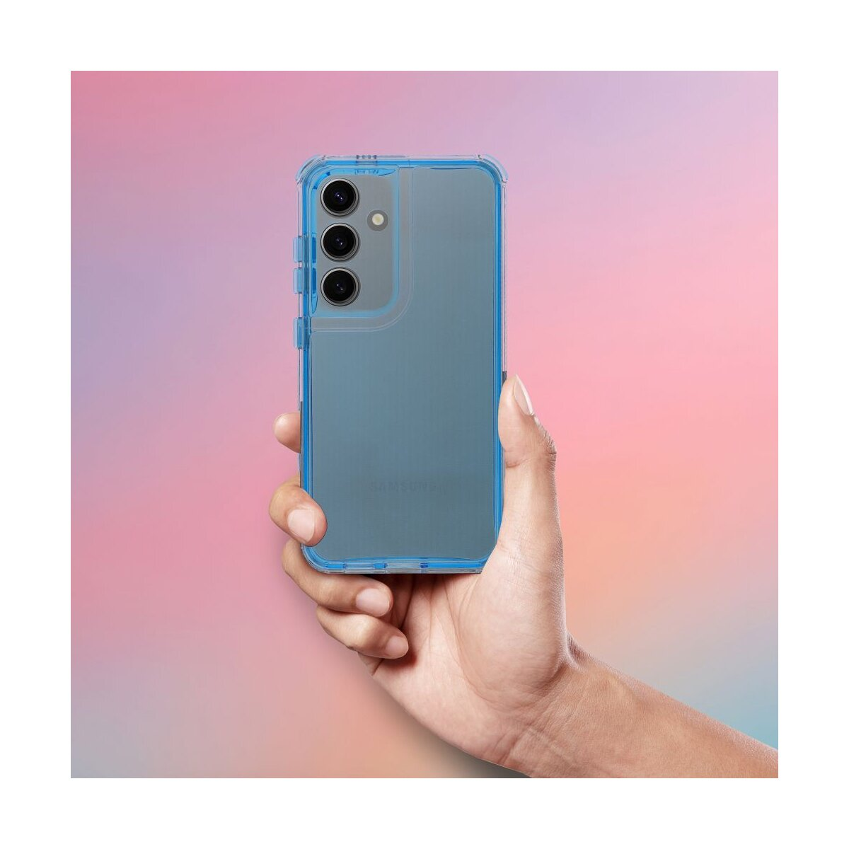 Eine Hand hält ein blaues Smartphone mit transparenter Hülle vor einem bunten Hintergrund.