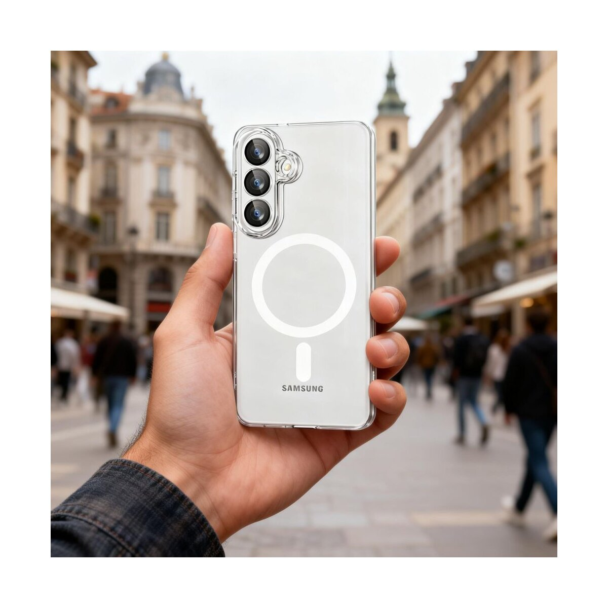 Eine Hand hält ein transparentes Handy mit drei Kameras und dem Samsung-Logo.