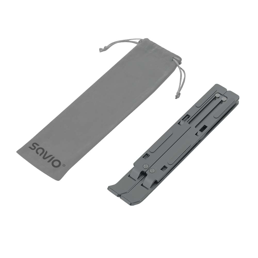 Ein grauer Beutel und ein zusammengeklapptes graues Laptop-Stativ liegen auf weißem Hintergrund.