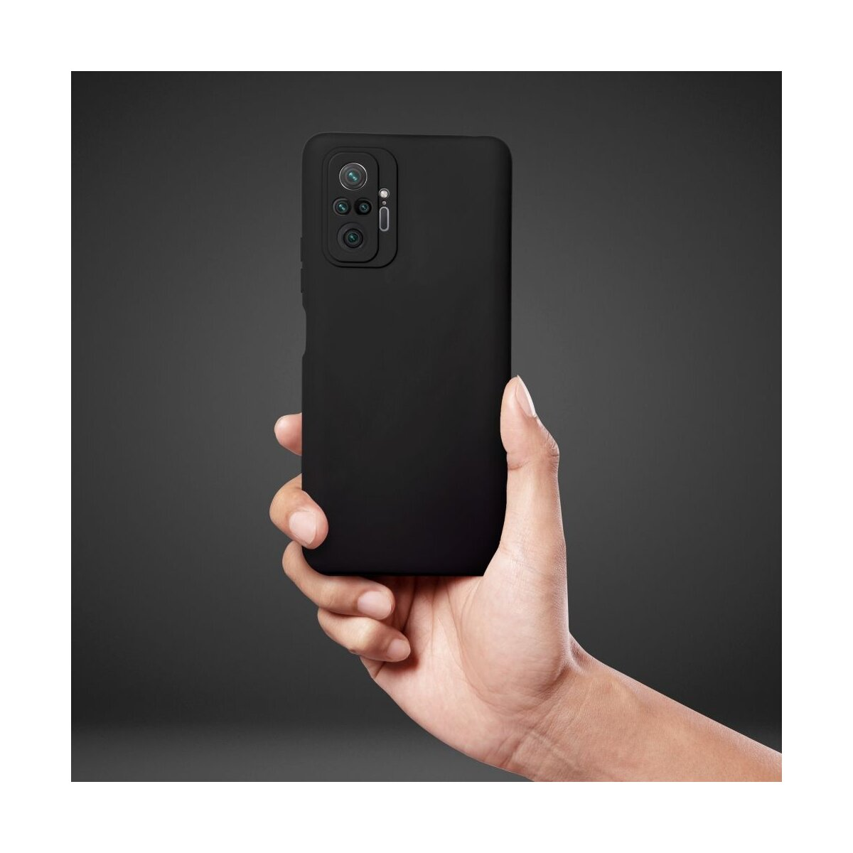 Eine Hand hält ein schwarzes Smartphone mit vier Kameras auf der Rückseite.
