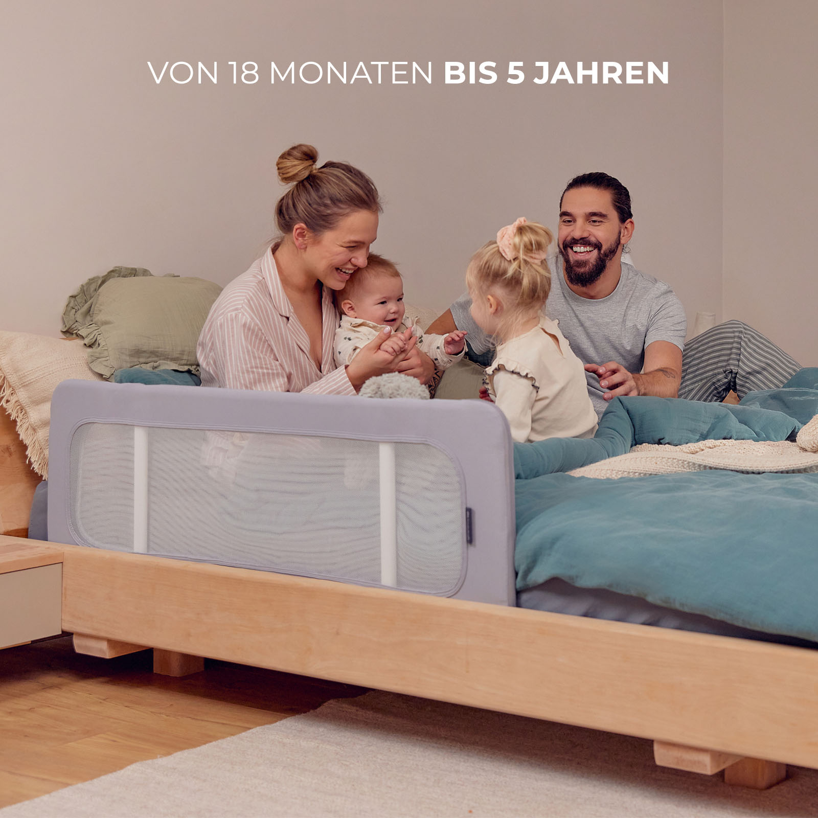 Familie mit zwei Kindern im Bett, mit Bettgitter. Text: Von 18 Monaten bis 5 Jahren.