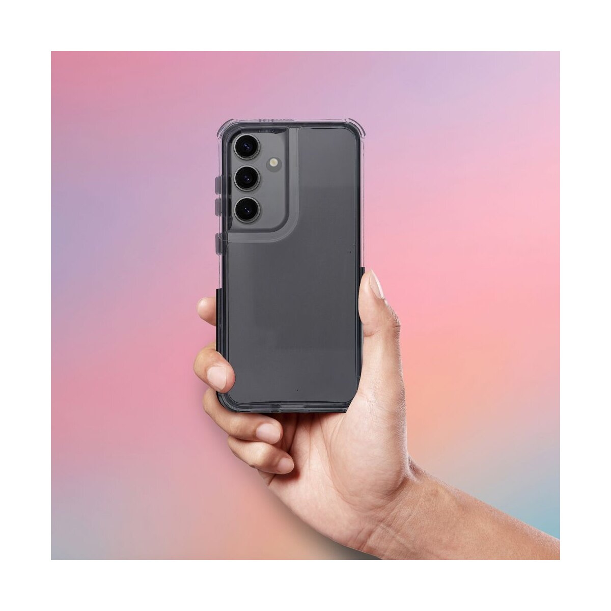 Eine Hand hält ein dunkles Smartphone mit drei Kameras