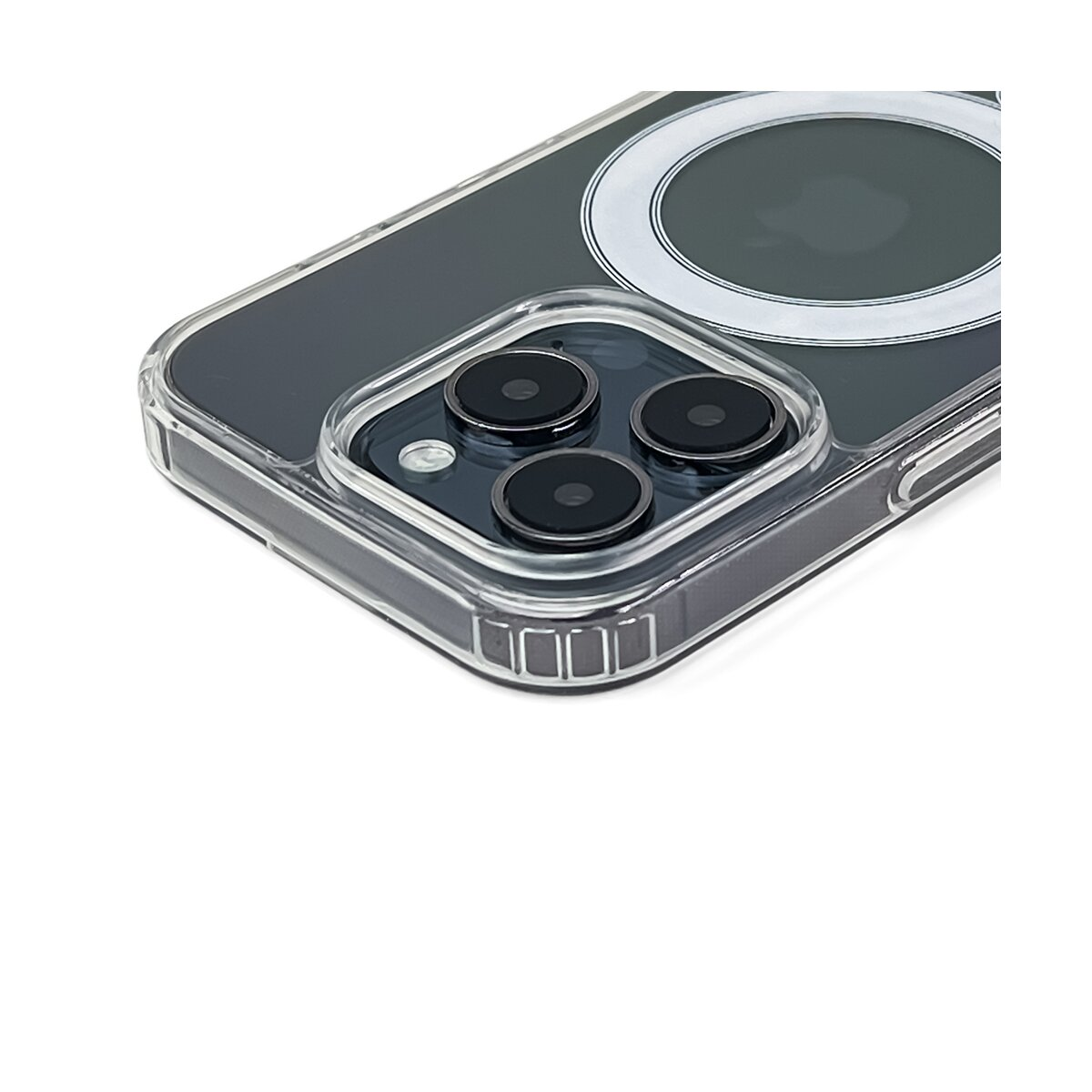 Nahaufnahme der dreifachen Kameralinse eines transparenten iPhone-Gehäuses mit MagSafe-Ring.