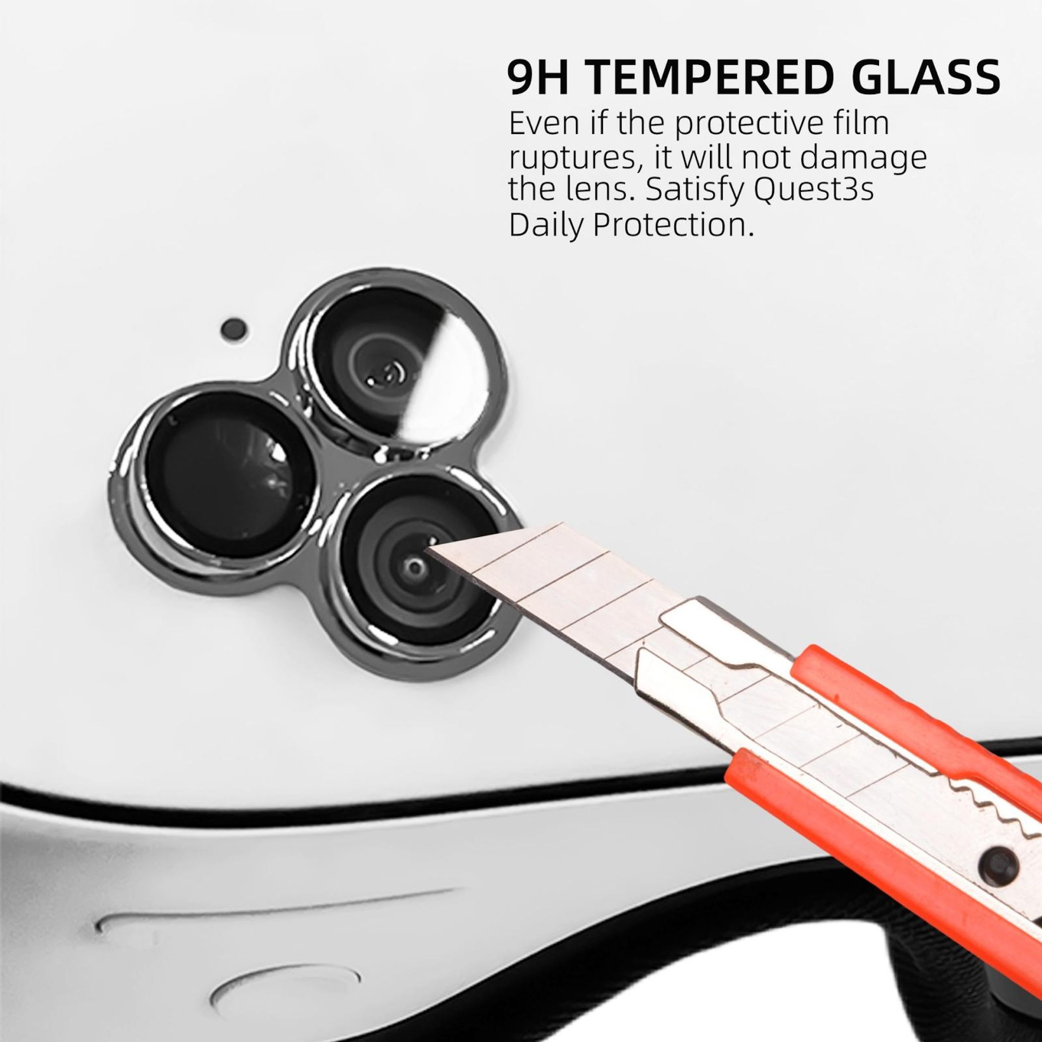 Ein Cuttermesser nähert sich den Linsen eines weißen Geräts, das mit 9H gehärtetem Glas bedeckt ist.