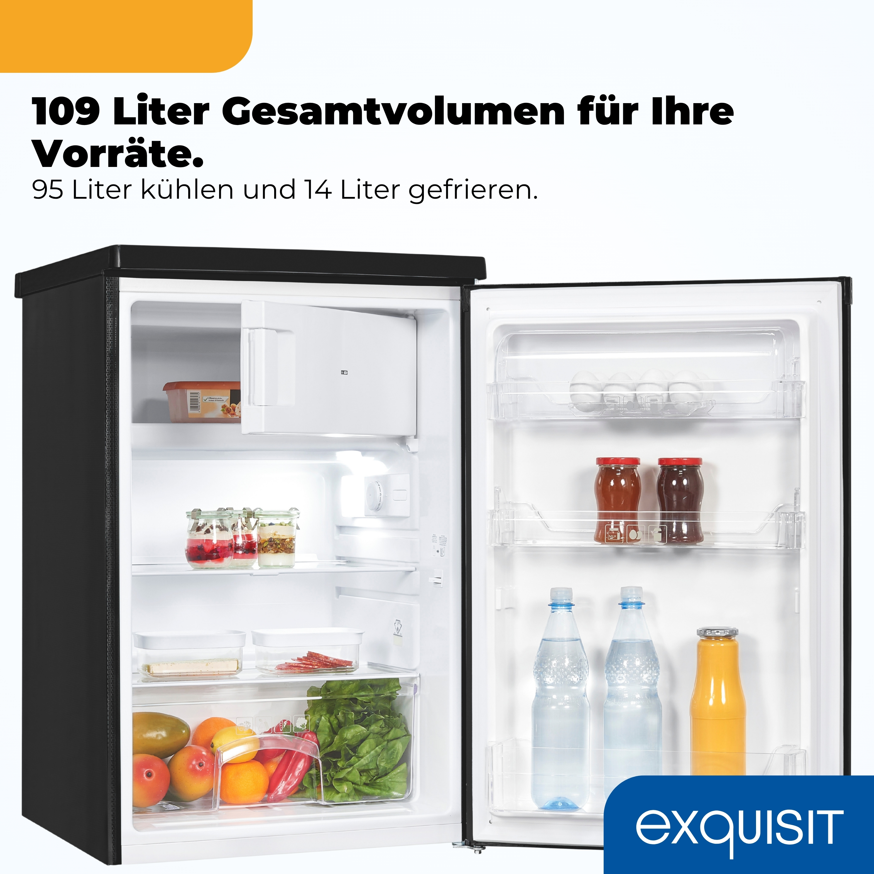 Ein offener Kühlschrank gefüllt mit Lebensmitteln wie Obst, Gemüse, Flaschen und Gläsern.