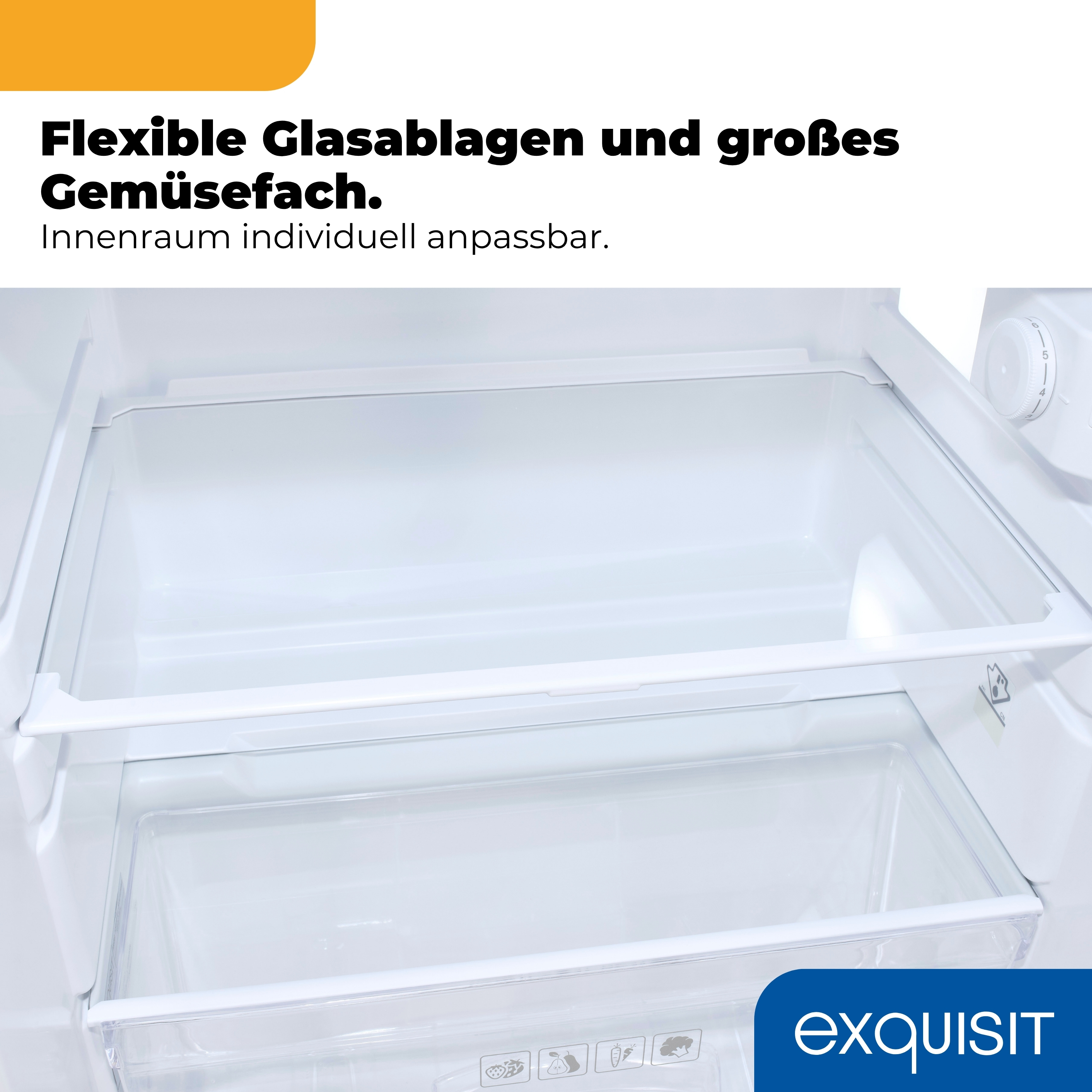 Innenraum eines Kühlschranks mit Glasböden und Gemüsefach.