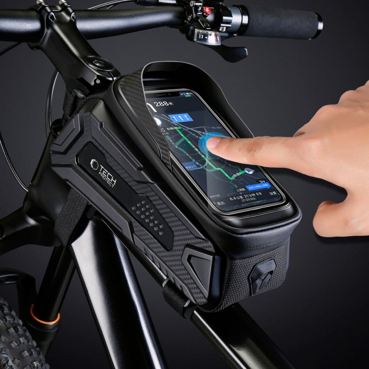 Una mano toca un smartphone en una bolsa de bicicleta que muestra una app de navegación.