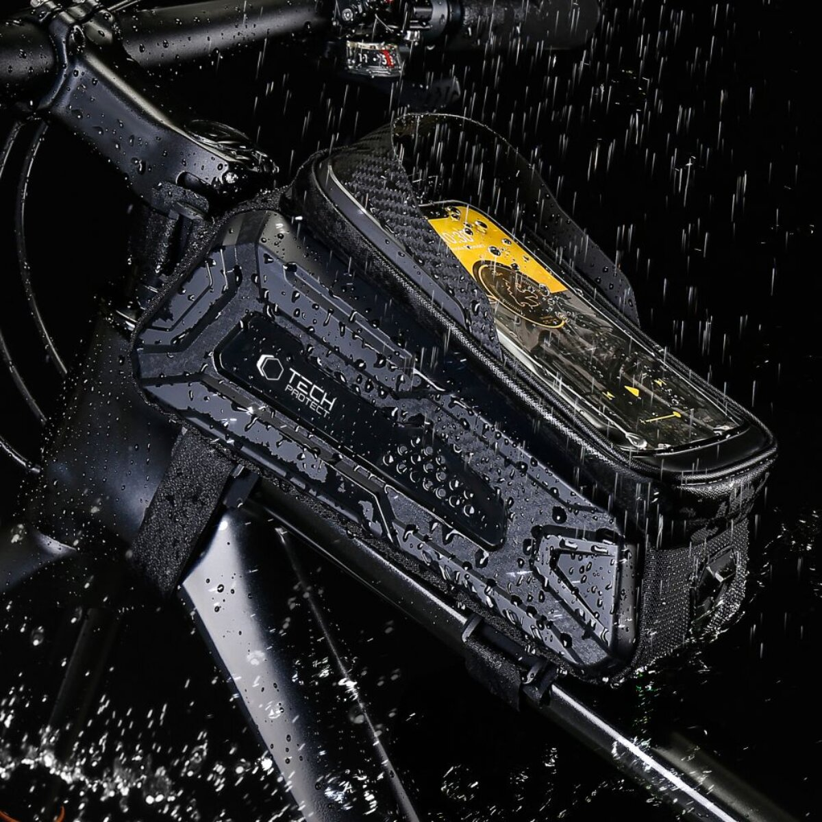 Bolsa negra para bicicleta con soporte para teléfono bajo la lluvia.