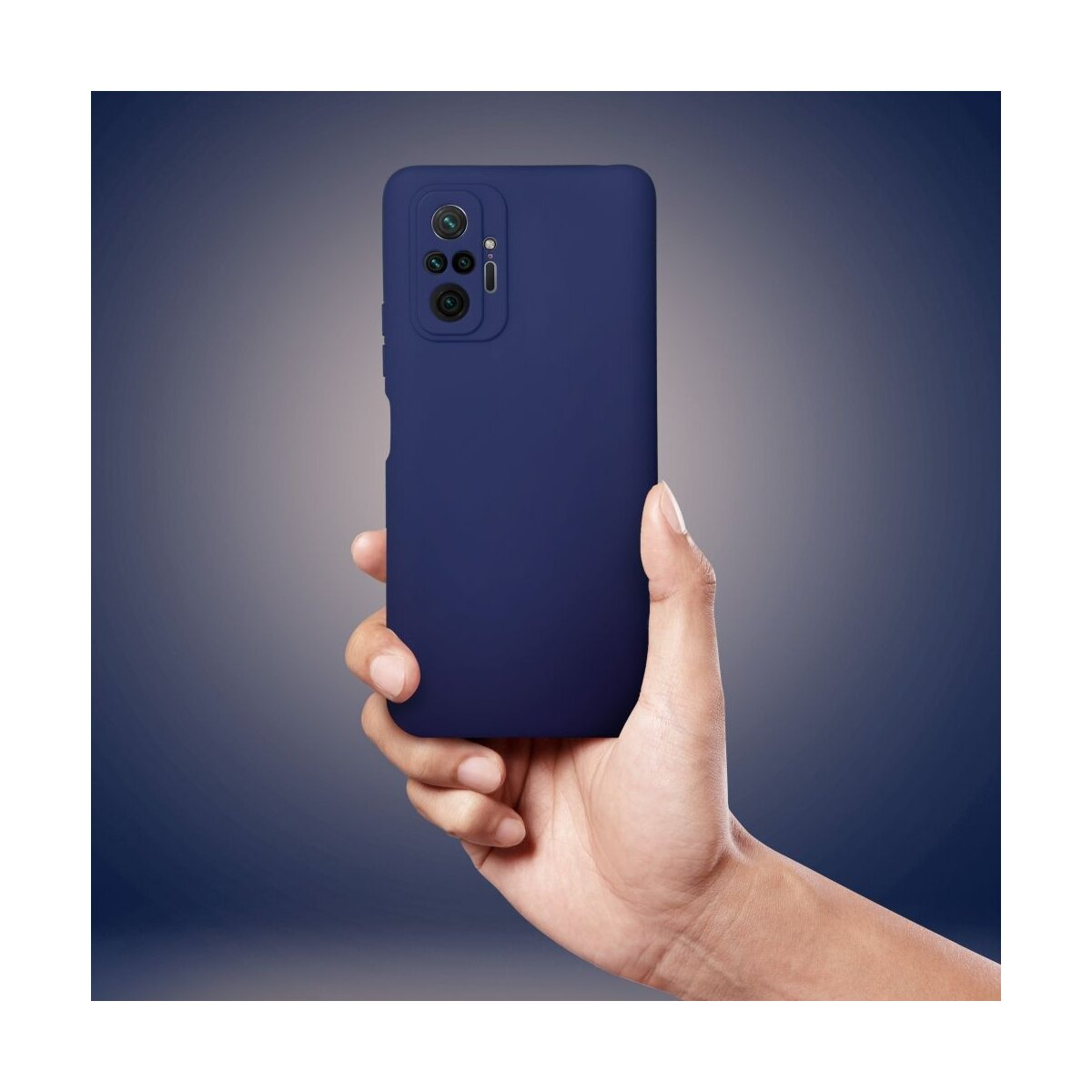 Eine Hand hält eine dunkelblaue Handyhülle mit Kamerabuckel. Der Hintergrund ist ein Gradient.