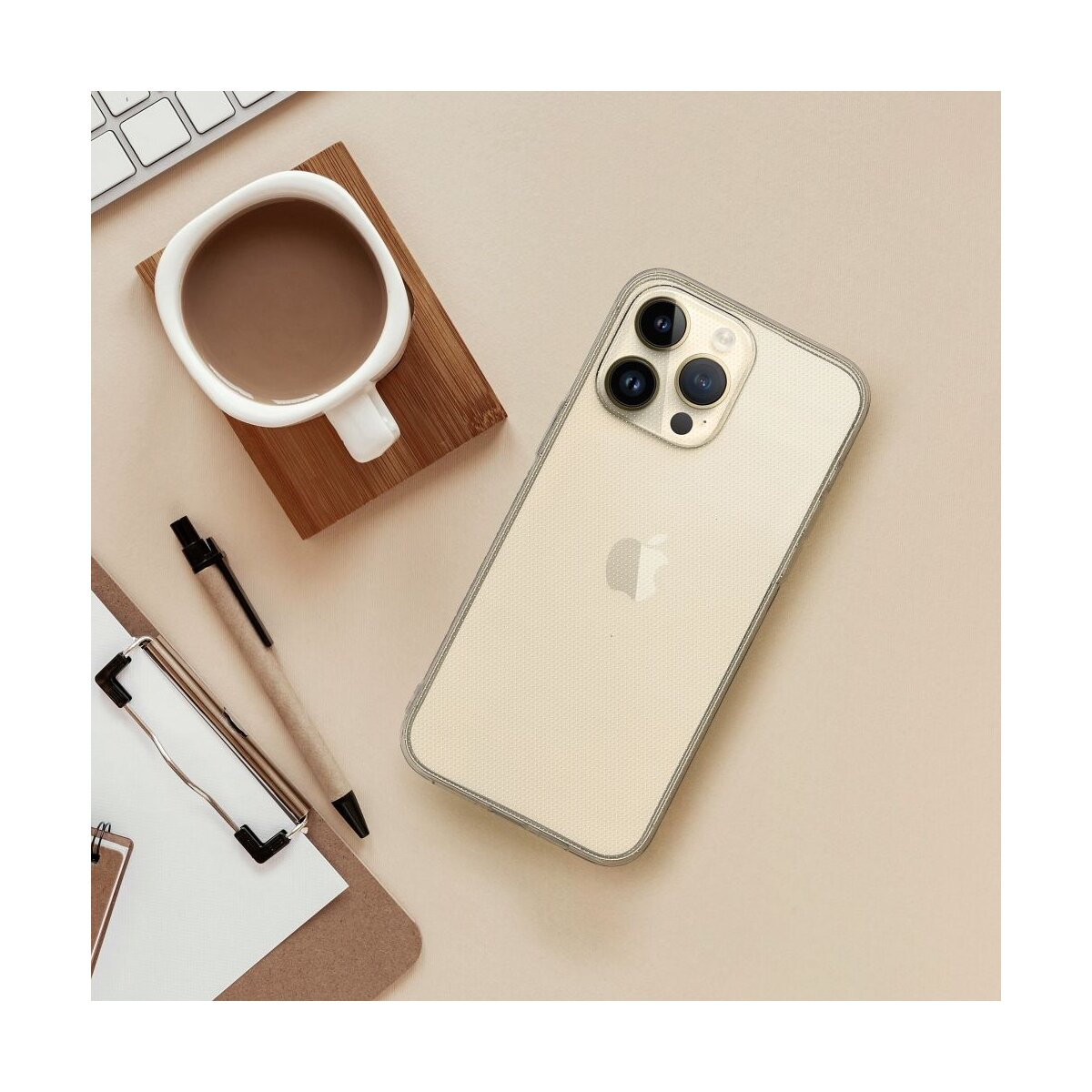 Ein goldenes iPhone mit Hülle, eine Tasse Kaffee, ein Stift und ein Notizblock.