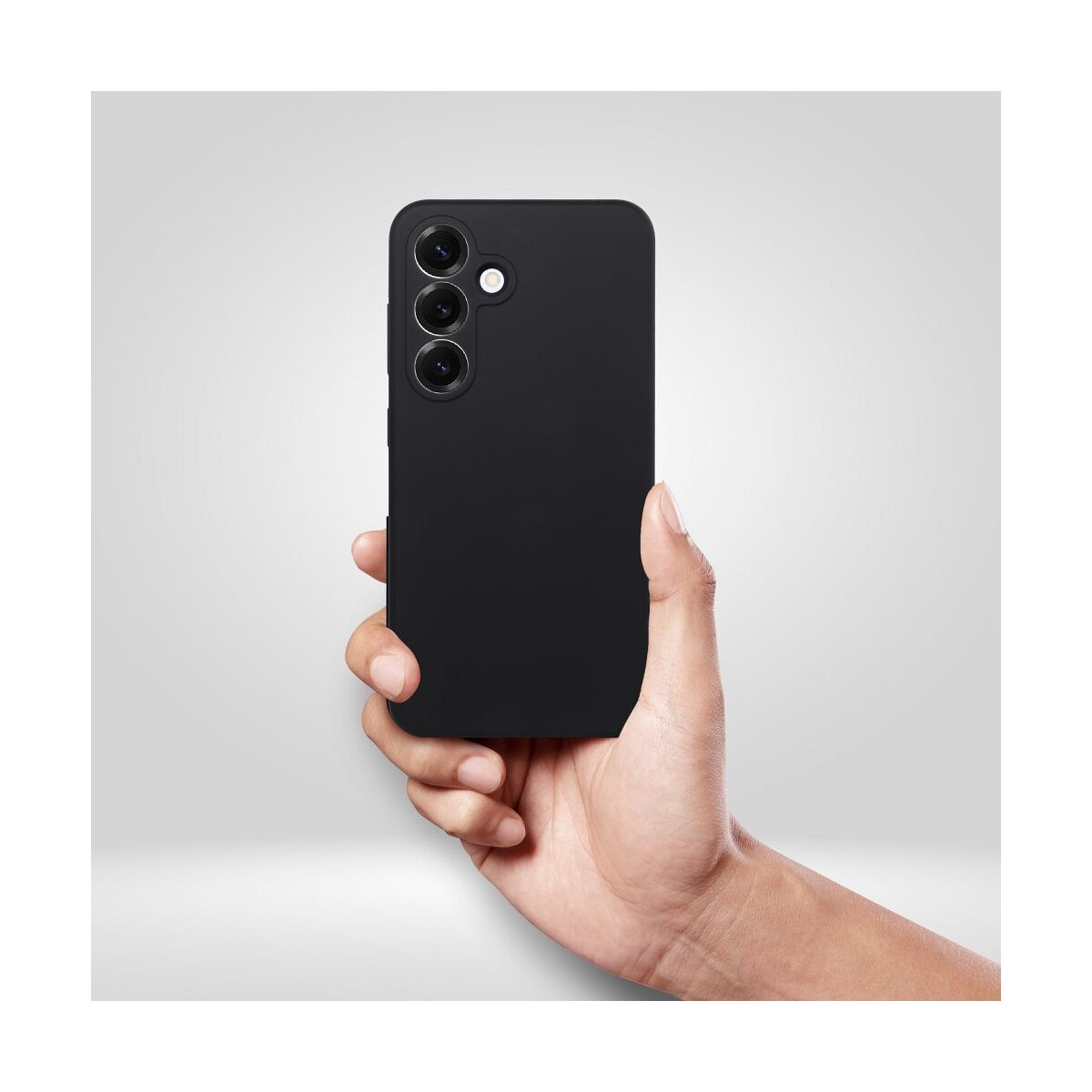 Eine Hand hält ein schwarzes Smartphone mit drei Kameras auf der Rückseite.