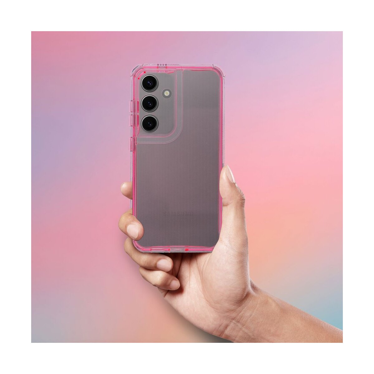 Eine Hand hält ein transparentes Handy mit rosa Rand, auf dem eine dreifache Kamera zu sehen ist.
