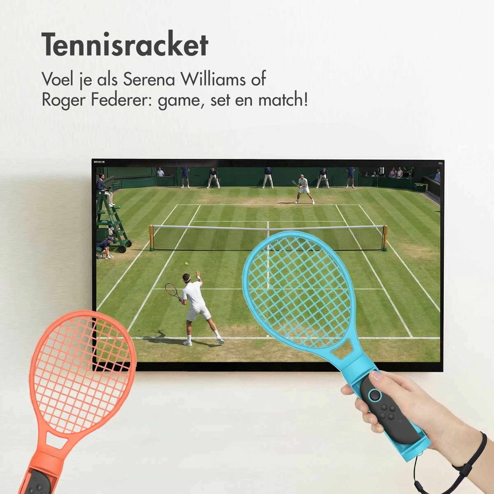 Due controller a racchetta da tennis davanti a uno schermo TV che mostra una partita.