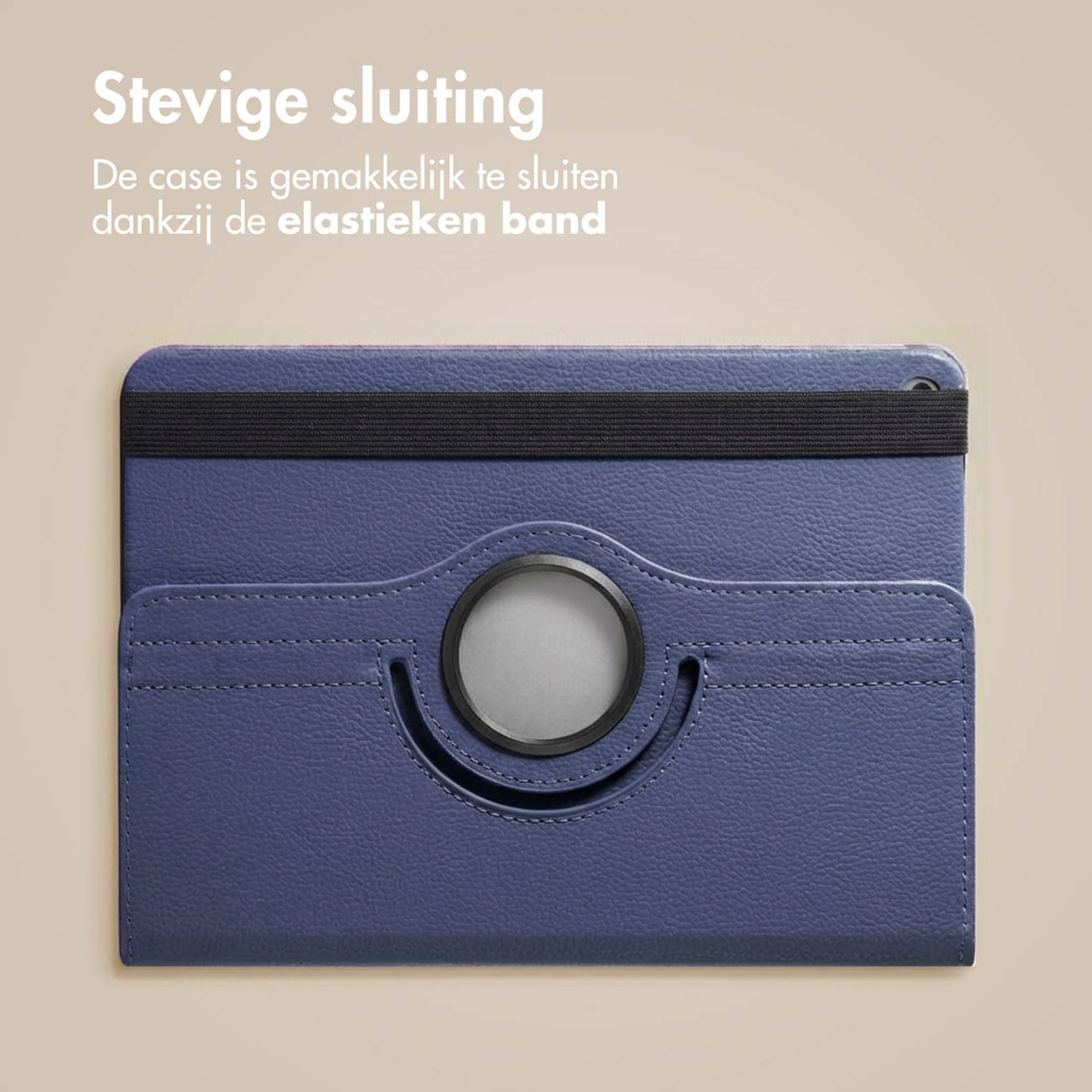 Een blauwe tablethoes met zwarte elastiek en cirkelvormig detail.