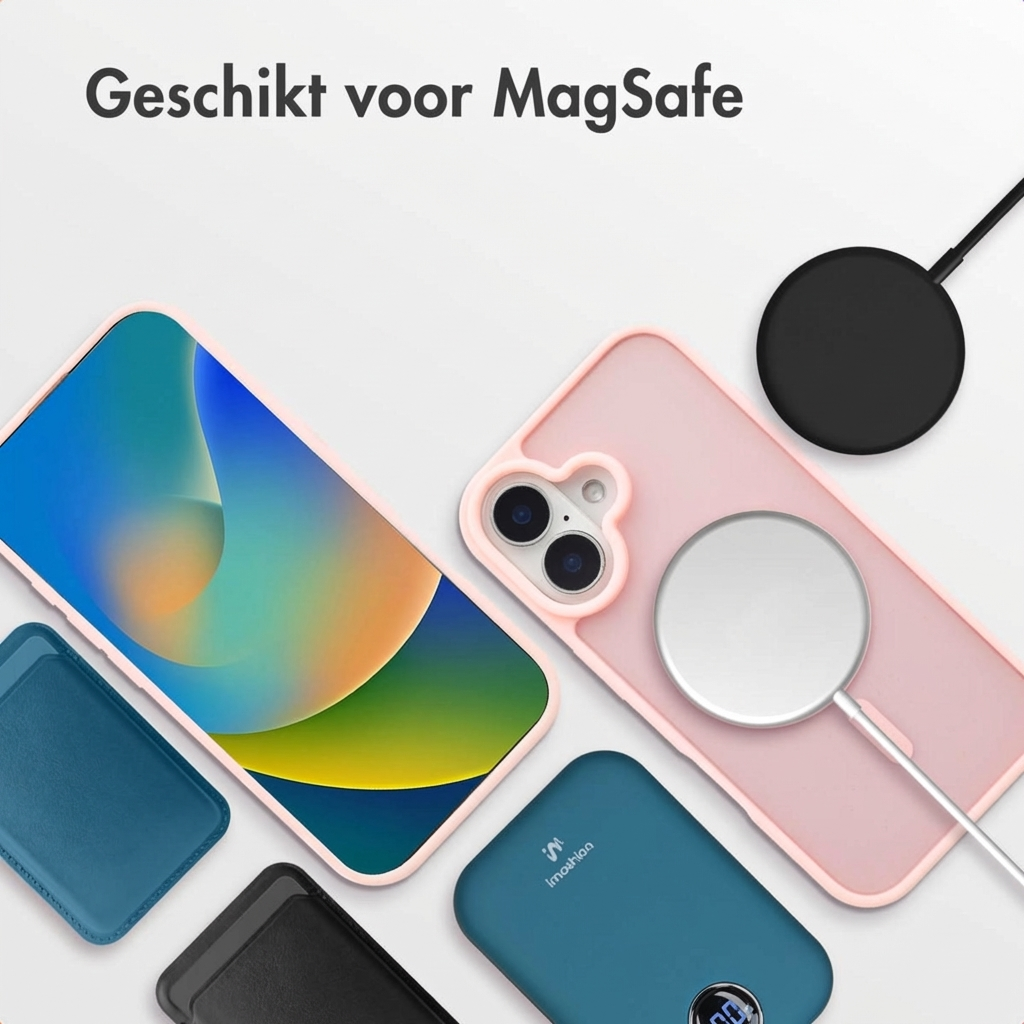 Een iPhone met roze hoesje, MagSafe lader en accessoires.