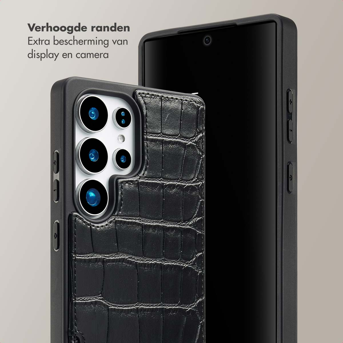 Zwarte telefoonhoes met krokodillenprint, toont camera en deel van scherm.