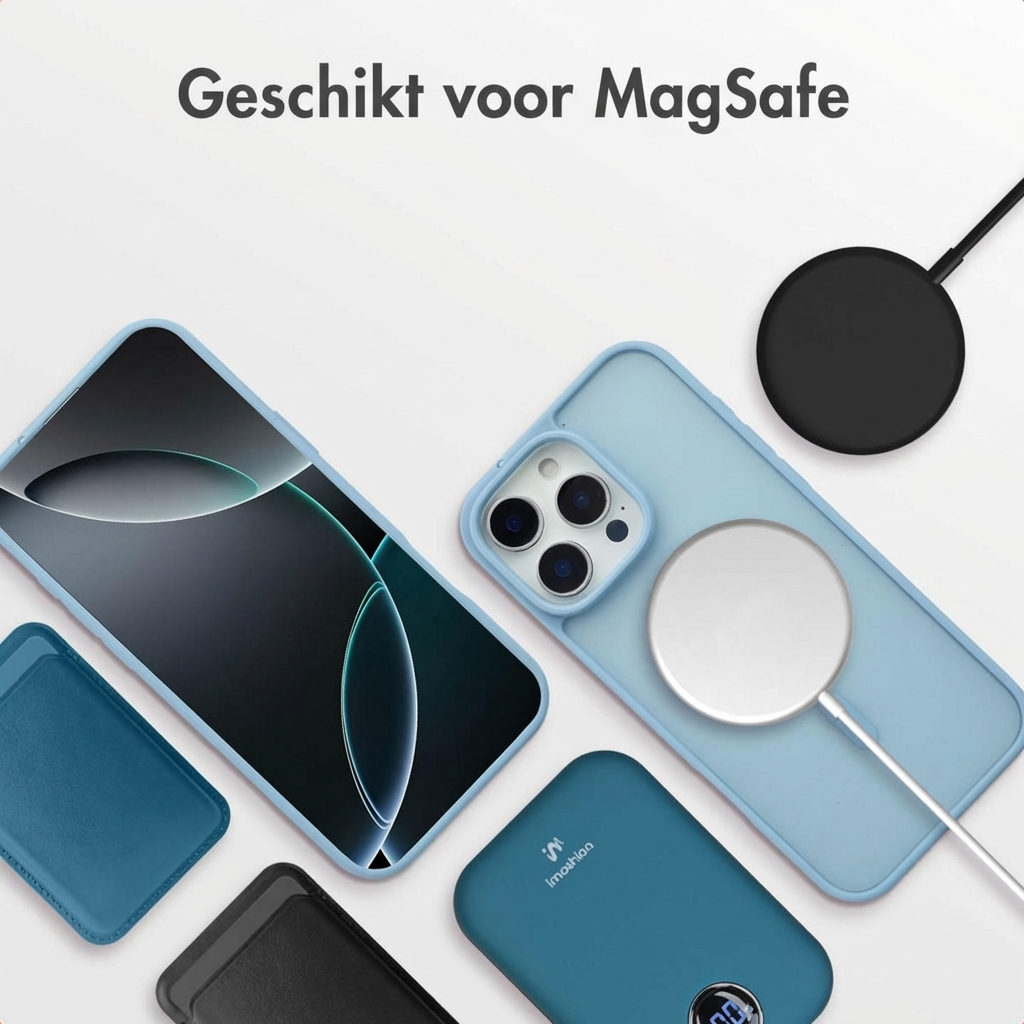 Een lichtblauwe iPhone met MagSafe-accessoires, waaronder een oplader en powerbank.
