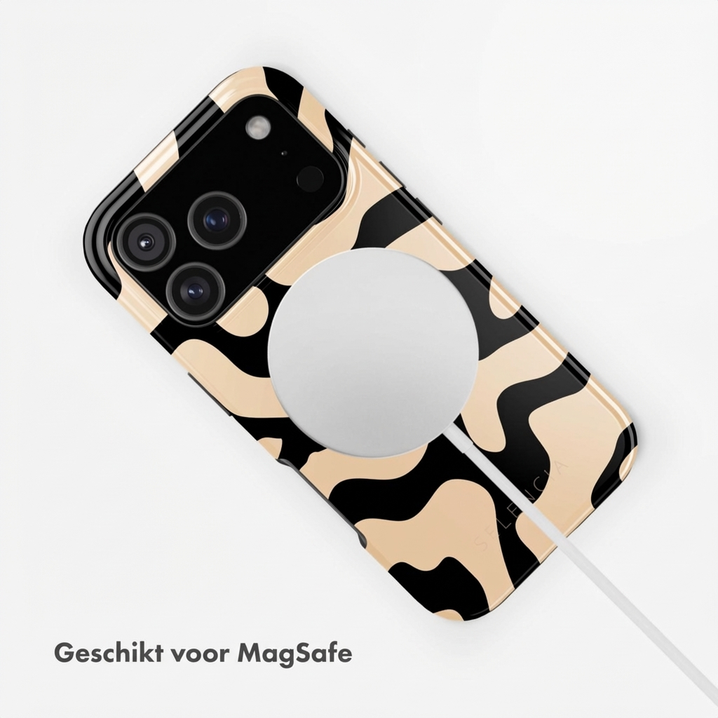 Een telefoon met abstract golvend patroon in beige en zwart, met MagSafe lader.