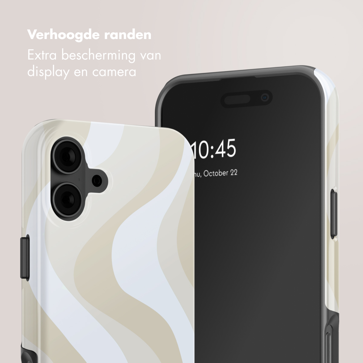 Una custodia per telefono con motivo ondulato beige e bianco, accanto a un telefono.
