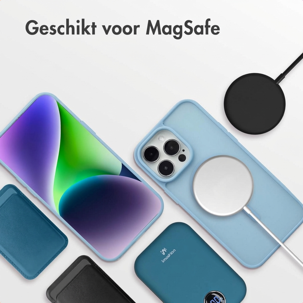 Un iPhone bleu clair avec accessoires MagSafe : coque, chargeur, batterie.