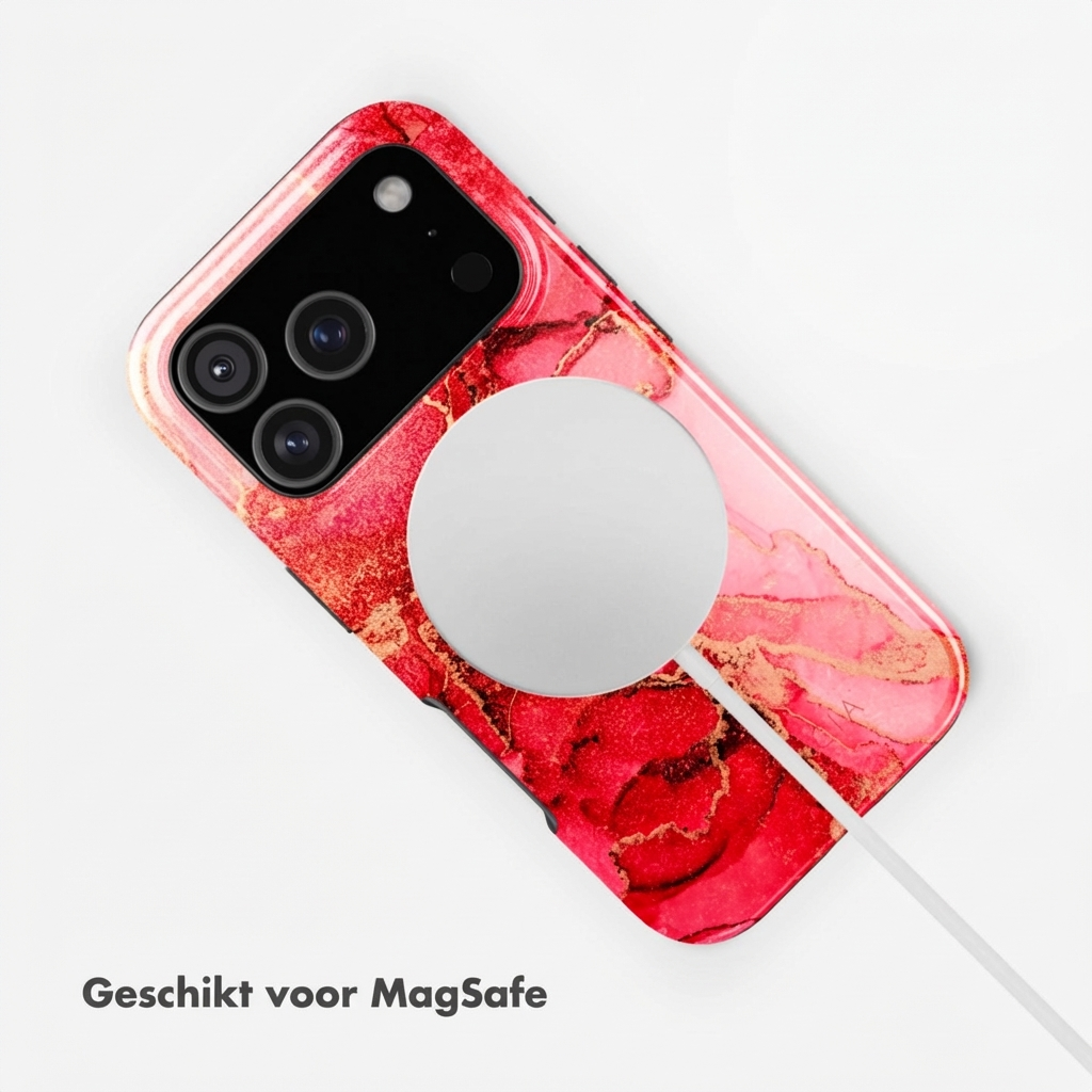 Coque de téléphone marbre rouge avec chargeur MagSafe et câble sur fond blanc.