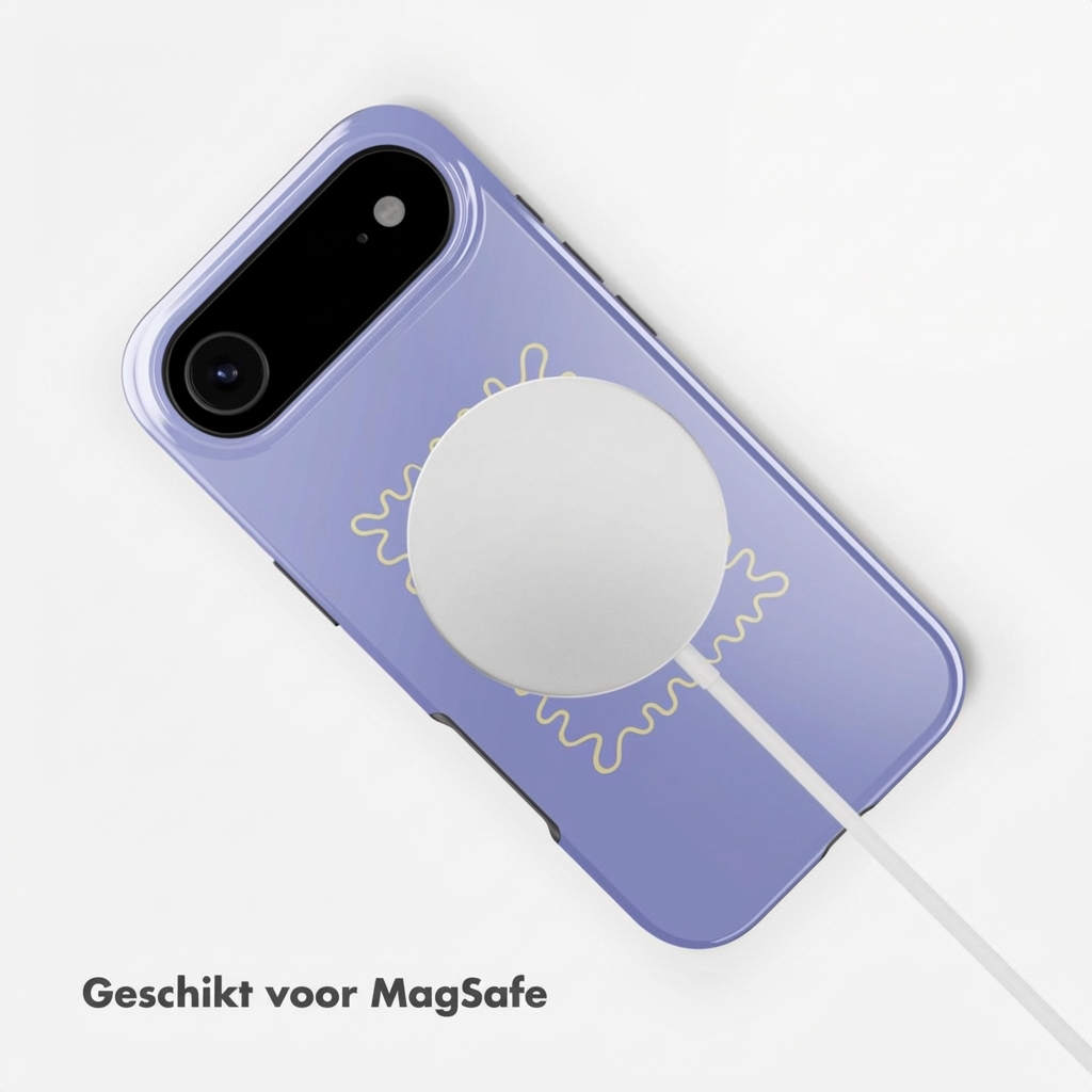 Paarse telefoonhoes met MagSafe-oplader en geel ontwerp, witte achtergrond.
