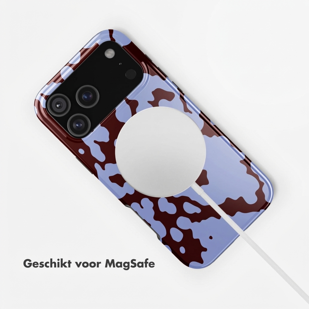 Een telefoon met een blauw-bruin patroon, aangesloten op een MagSafe lader.