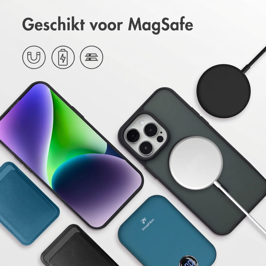 Un iPhone avec chargeur MagSafe, étui et batterie externe sur fond blanc.