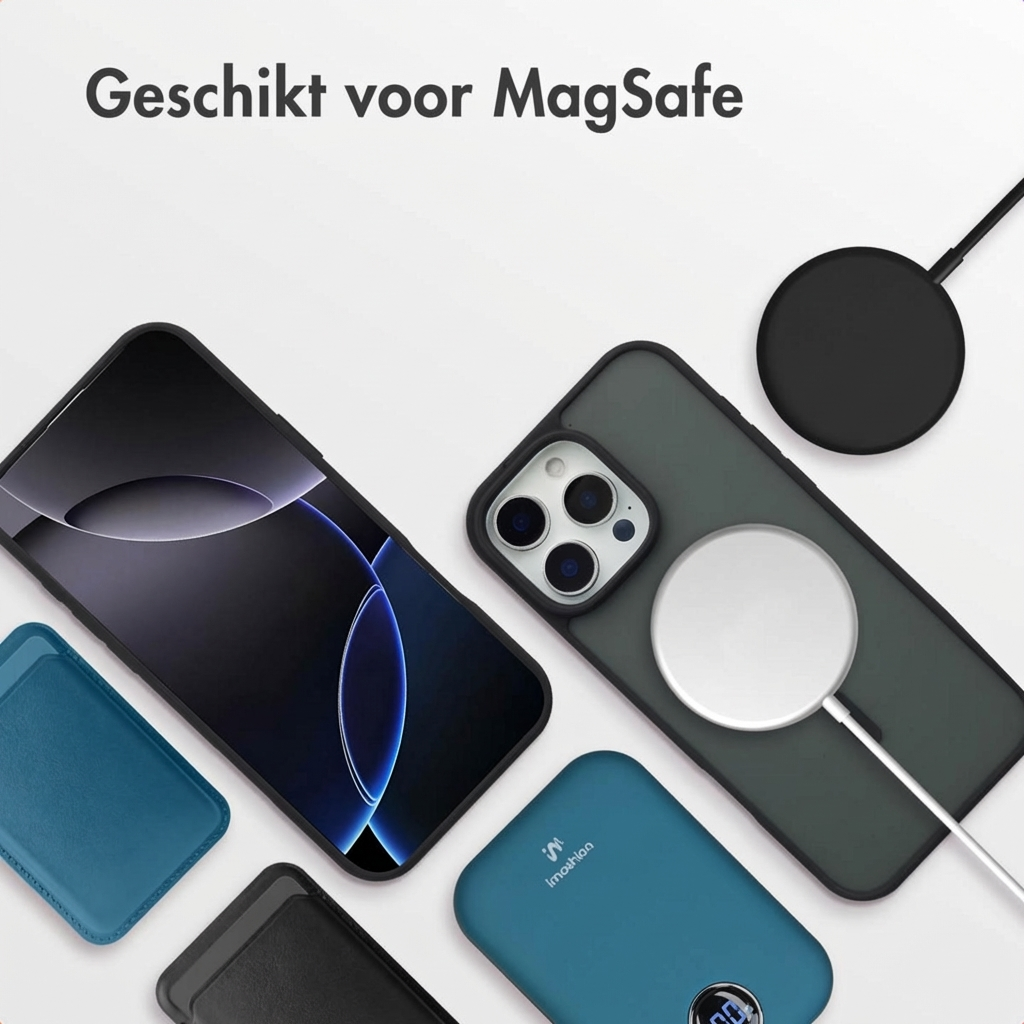 Deux iPhones, chargeurs MagSafe, étuis et une batterie externe sur fond blanc.
