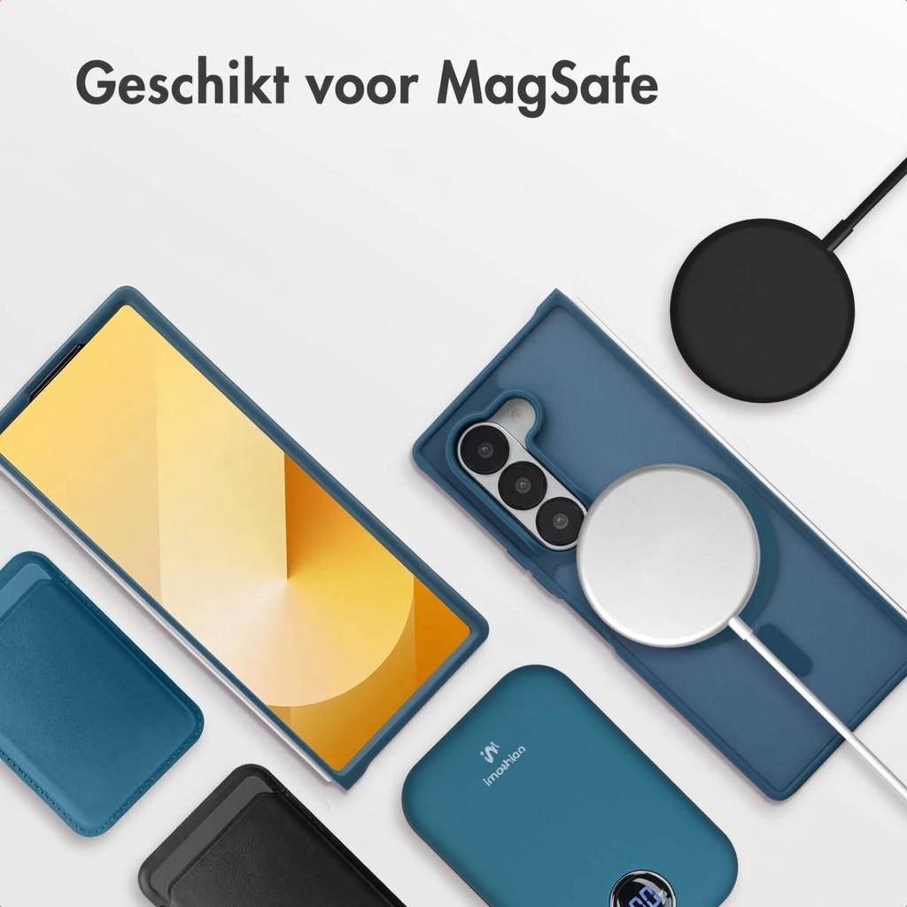 Een smartphone met hoesje, MagSafe lader en powerbank op witte achtergrond.