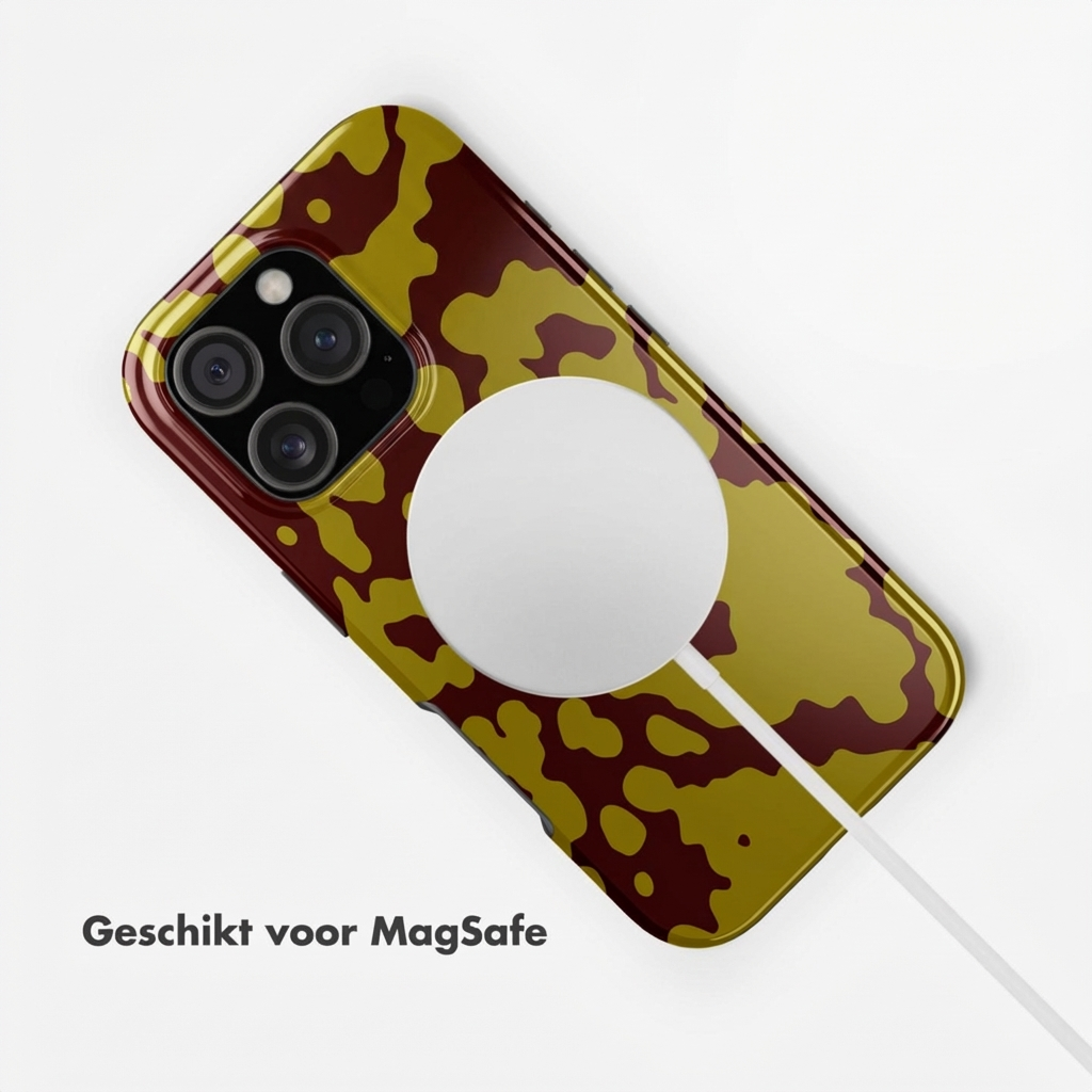 Een telefoon met camouflagepatroon en MagSafe-oplader op witte achtergrond.