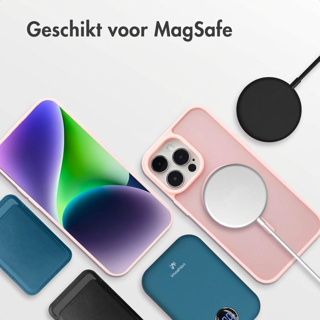 iPhone avec coque rose, chargeur MagSafe, batterie externe et porte-cartes.