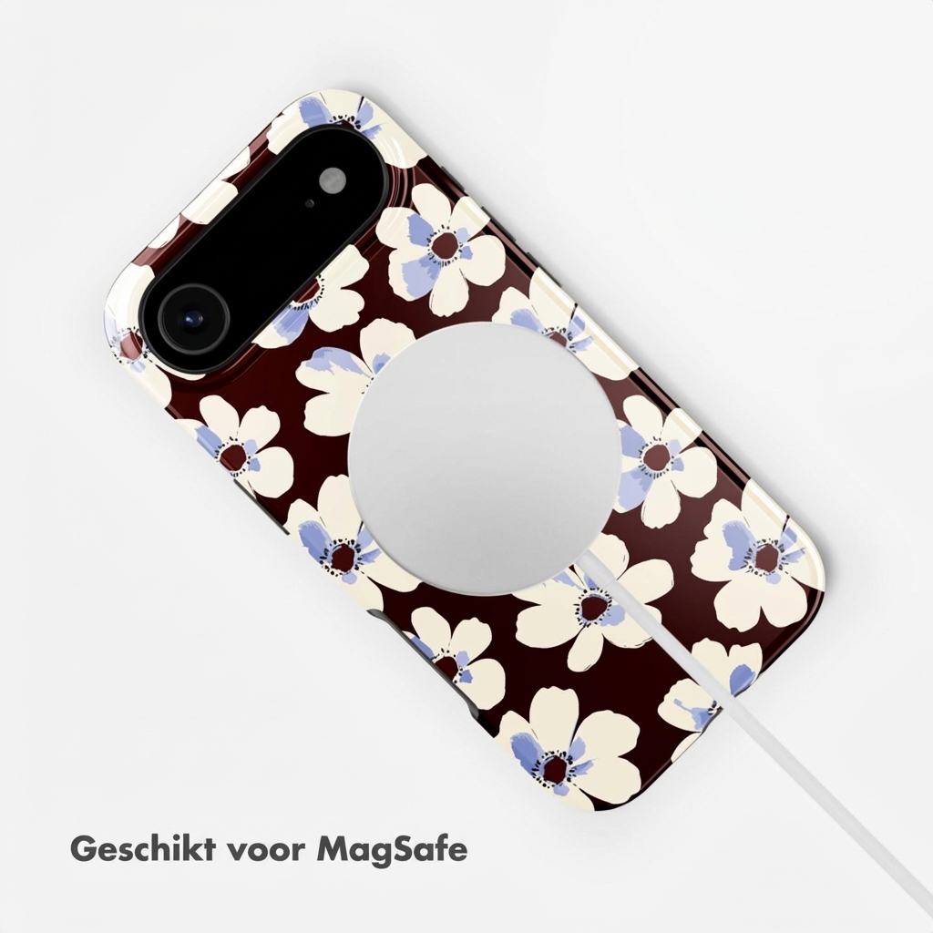 Donkerbruine telefoonhoes met bloemenpatroon en MagSafe cirkel.