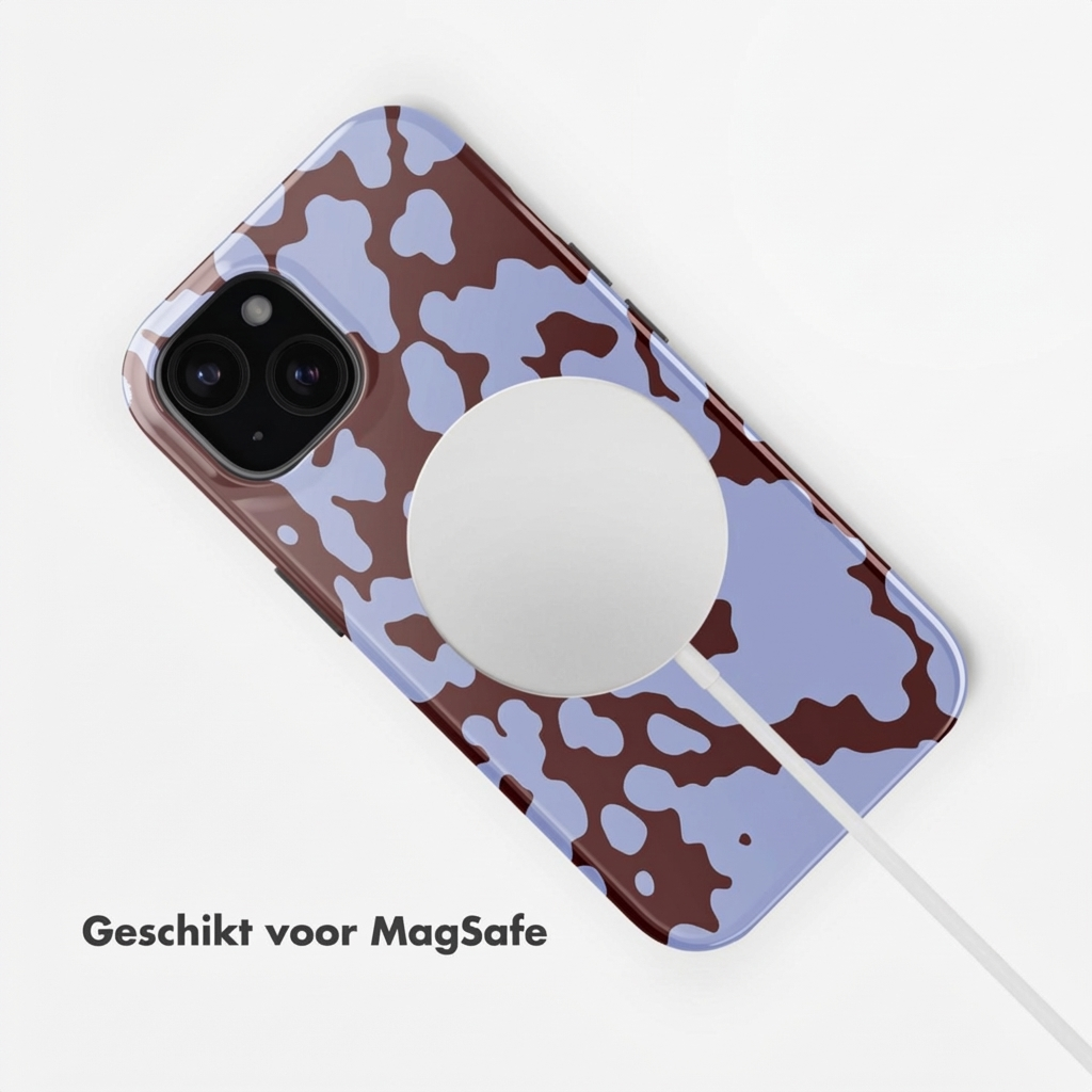 Bruine telefoonhoes met blauwe vlekken en MagSafe lader.
