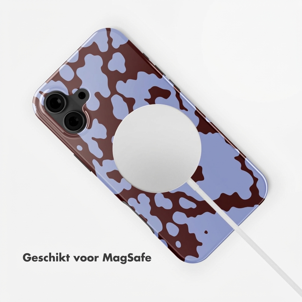 Un telefono con cover maculata marrone e blu e caricatore MagSafe.