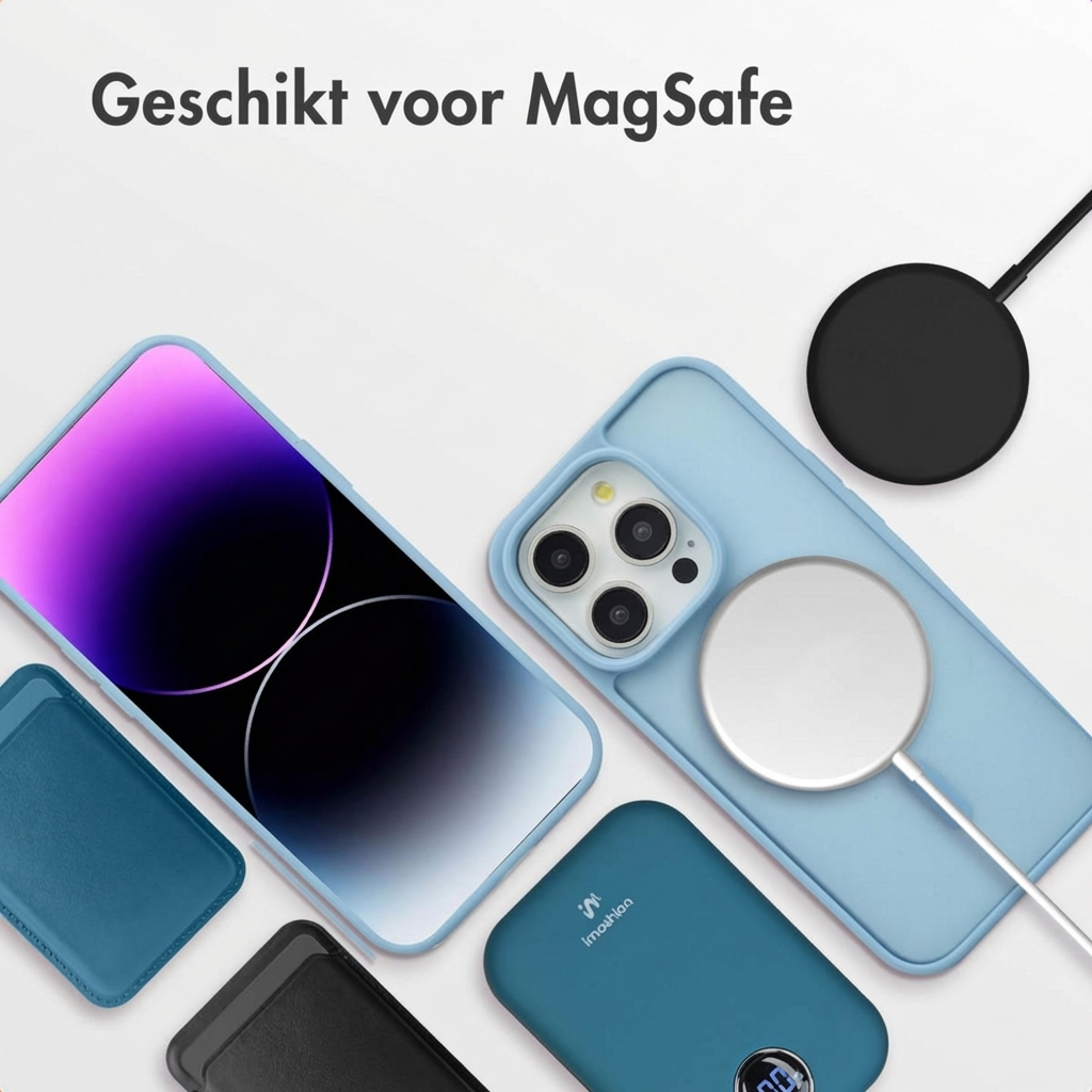 Een iPhone met blauwe hoes, MagSafe oplader, powerbank en kaarthouder.